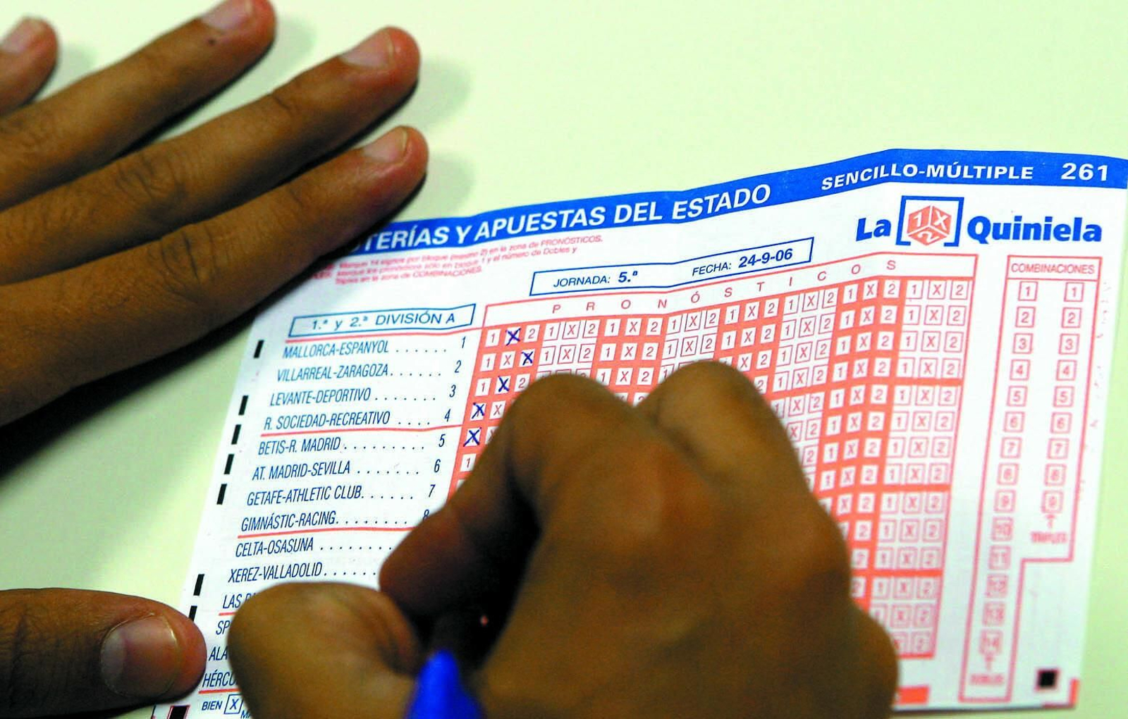 Imagen de archivo de una persona rellenando la quiniela