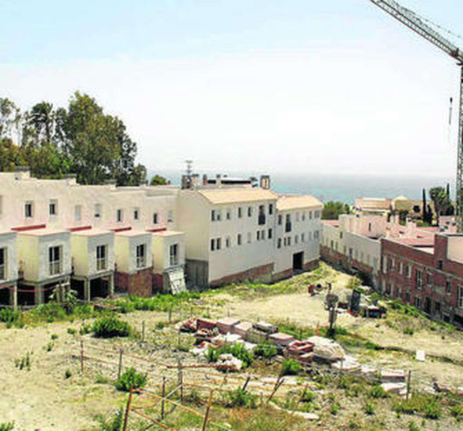 Algunos vecinos siguen ocupando las viviendas sin terminar.