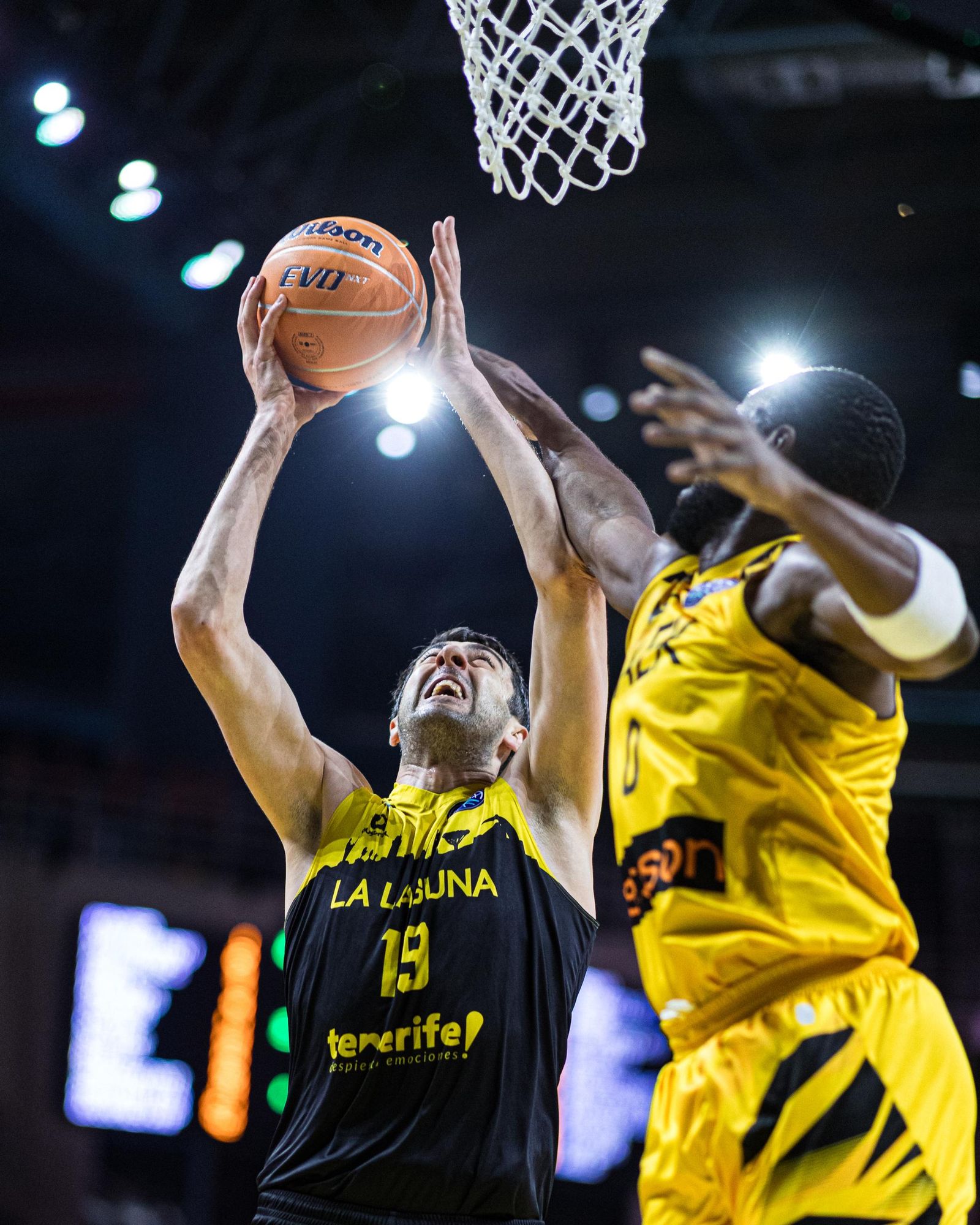 El AEK remonta y le quita al Tenerife el tercer puesto (77-73)