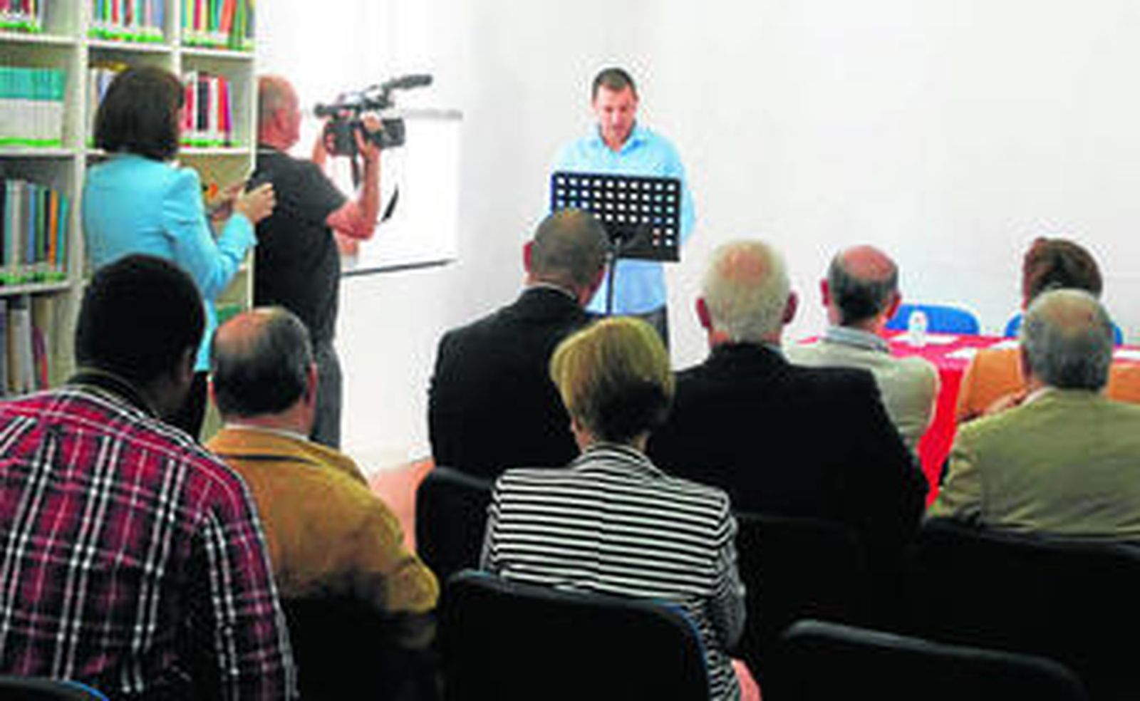 Imagen de la actividad en la biblioteca José Riquelme de La Línea, ayer.