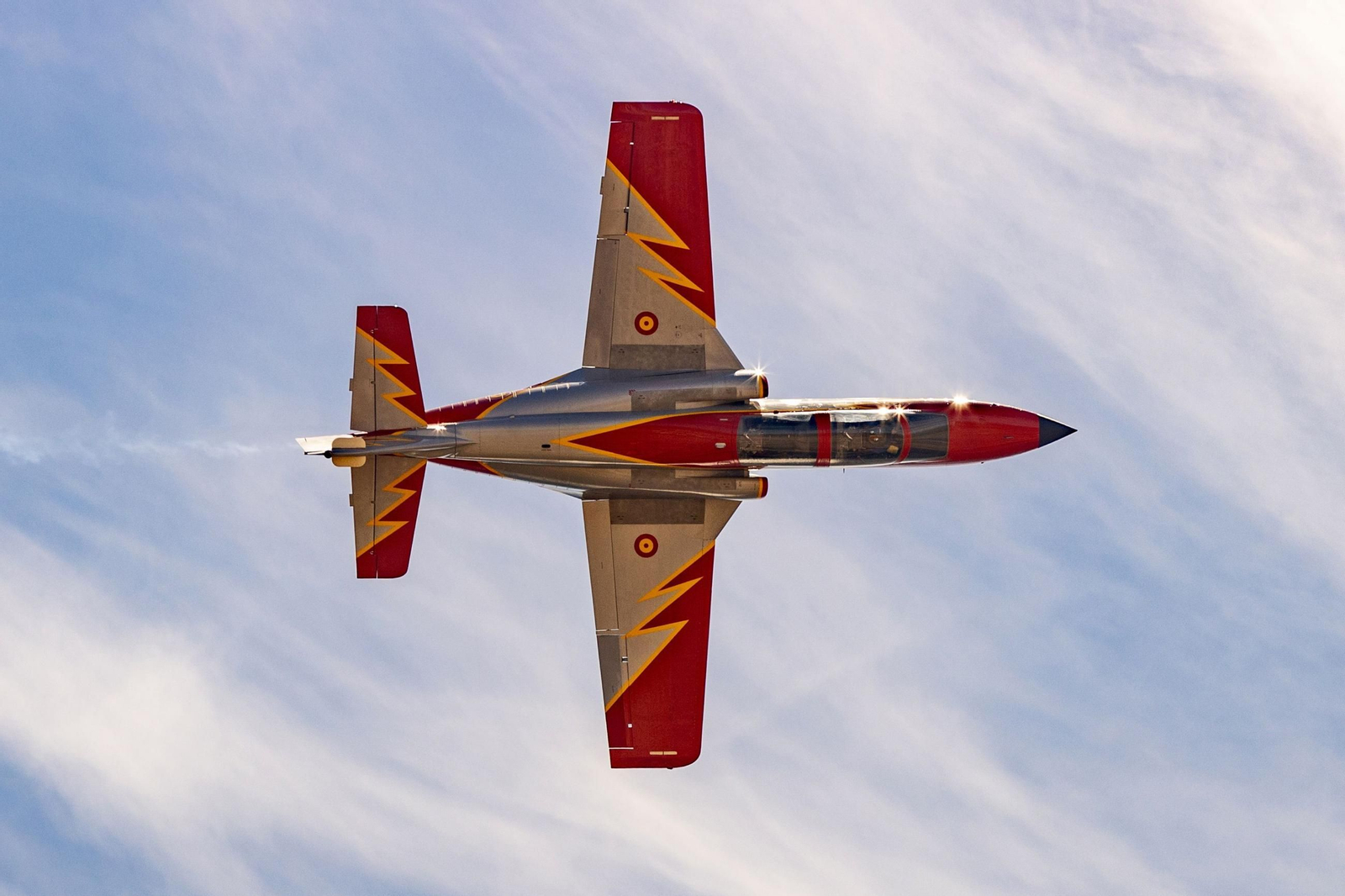 Espectaculares fotos de las acrobacias de la Patrulla Águila: cuatro décadas surcando los cielos