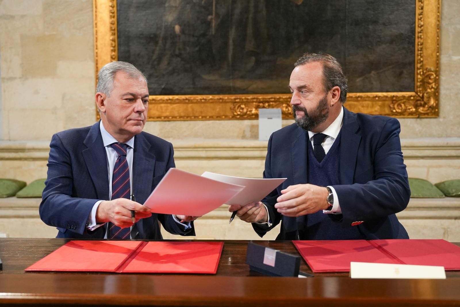 El alcalde de Sevilla, José Luis Sanz, y el director de Espirituosos España, Bosco Torremocha, firman el acuerdo.