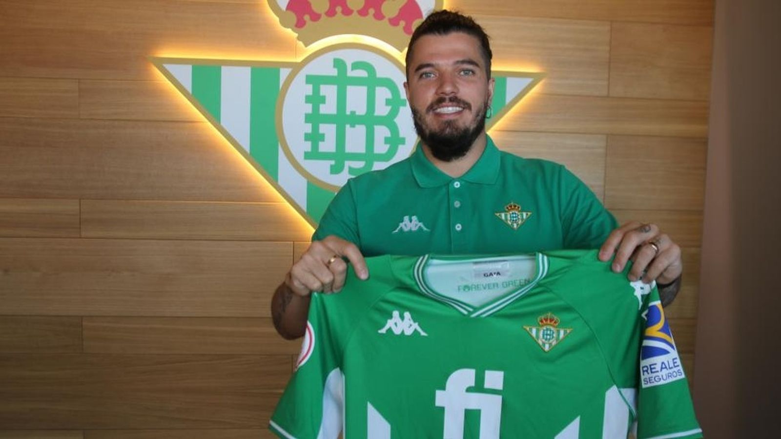 Jackson Samurai posa con la camiseta del Betis Futsal.