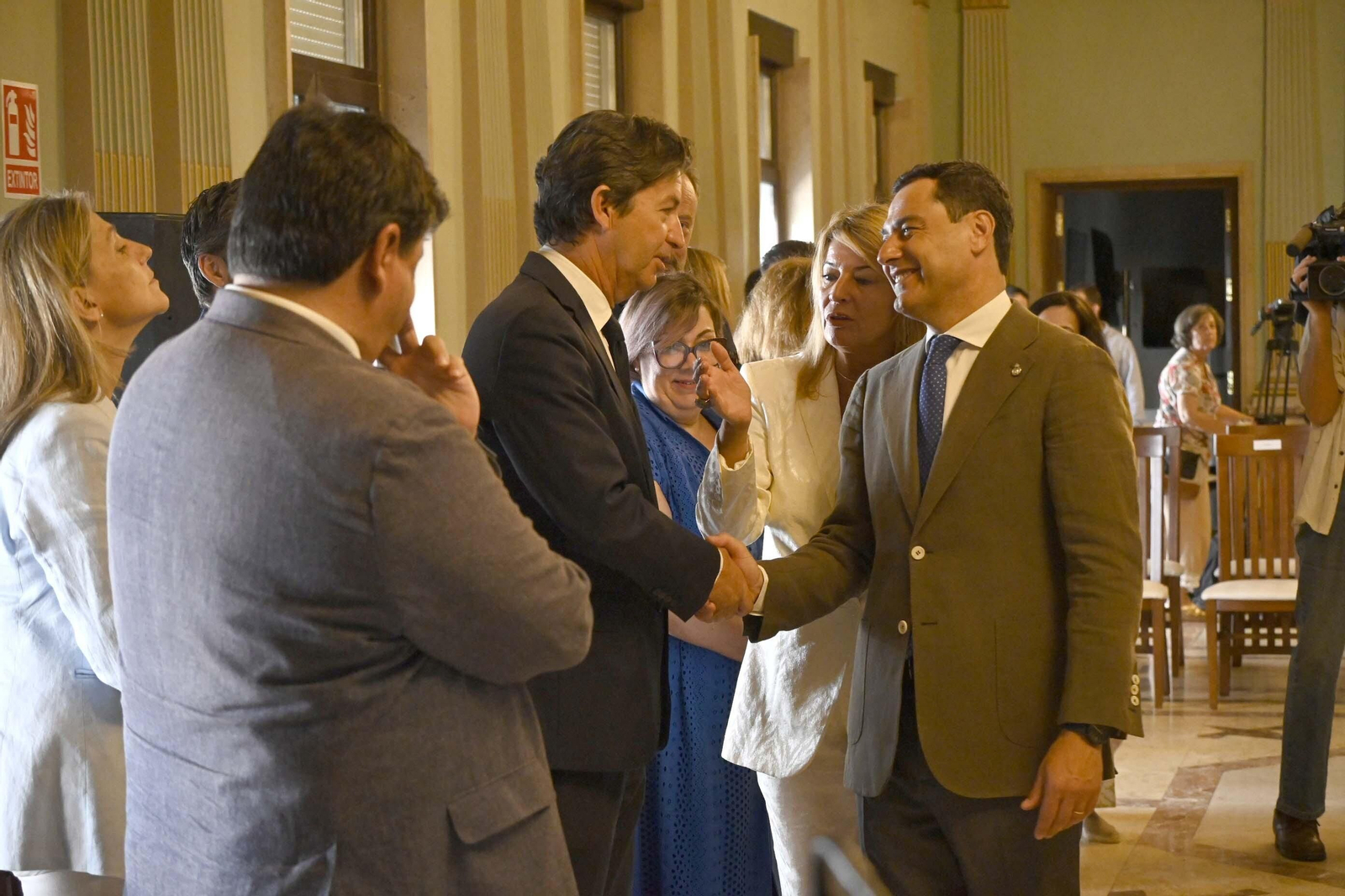 Visita de Juanma Moreno al Ayuntamiento de Huelva, en Imágenes