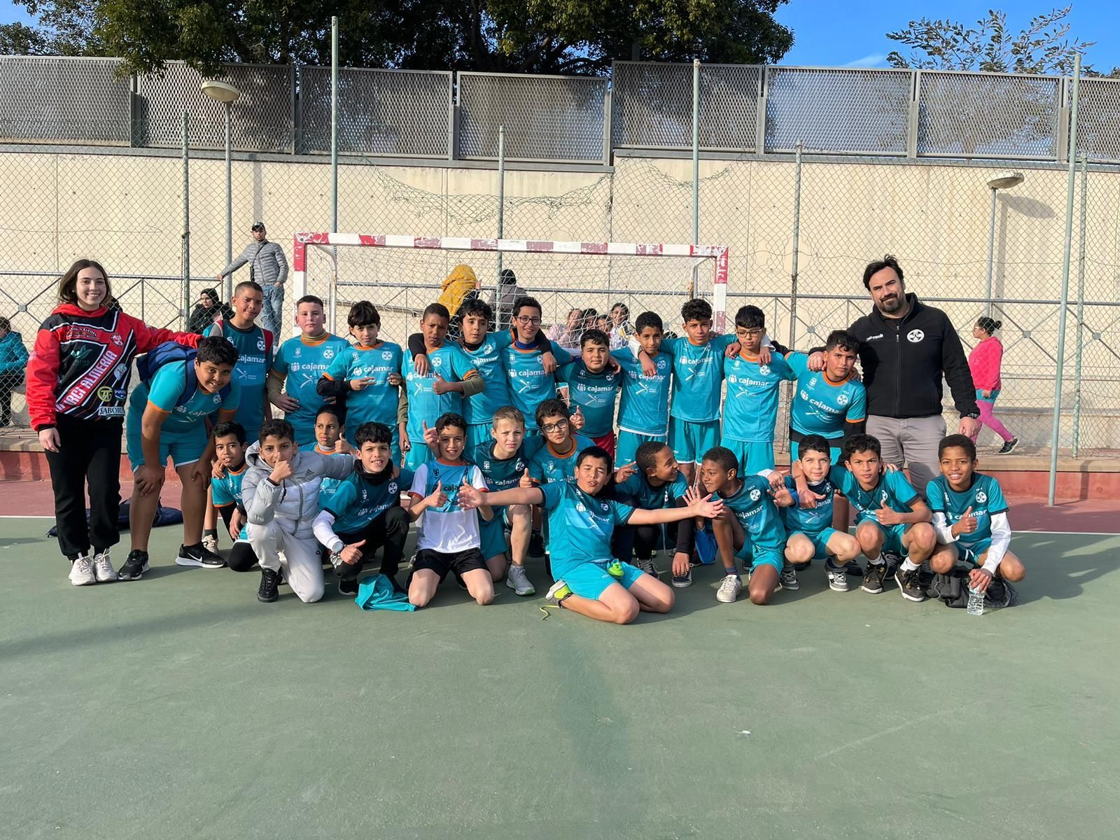 Jugadores del CEIP El Puche posan después del partido que enfrentó a los equipos de quinto y sexto en una jornada de los Juegos Deportivos Municipales.