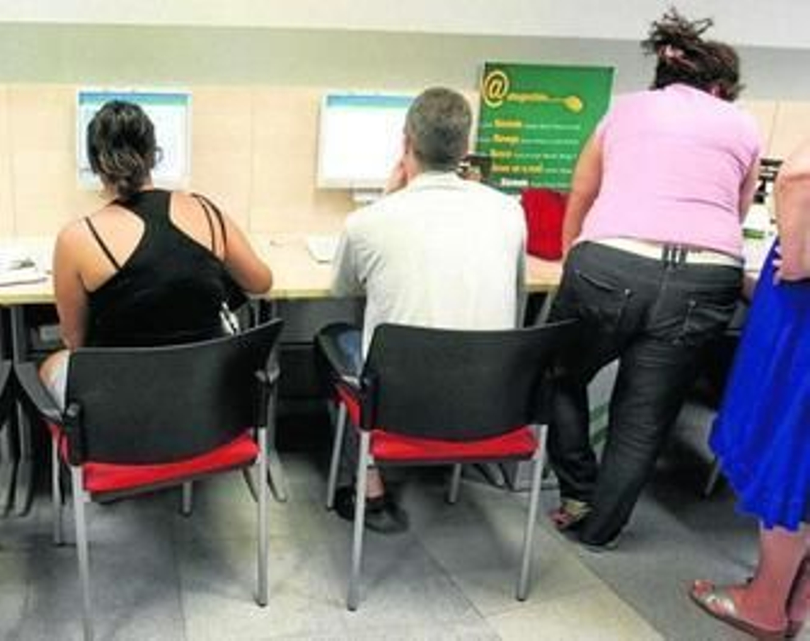 Algunos usuarios utilizan la Oficina Virtual en los ordenadores disponibles en la sede del SAE en Jerez.