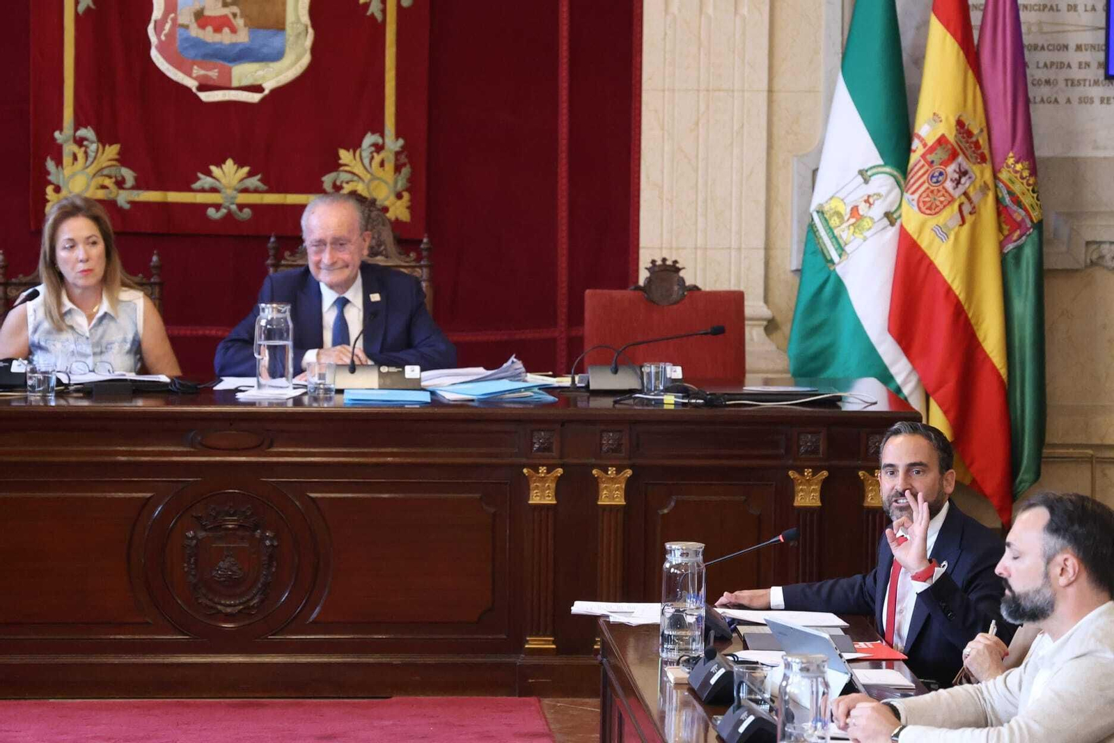 El alcalde, al fondo, observa un momento de la intervención del líder de la oposición, Dani Pérez.