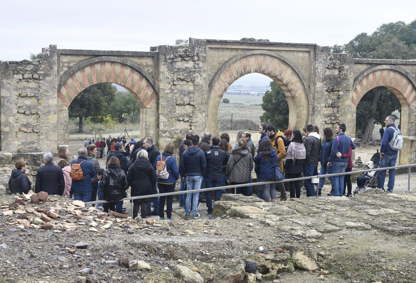 Turistas en Medina Azahara en el puente de Todos los Santos.