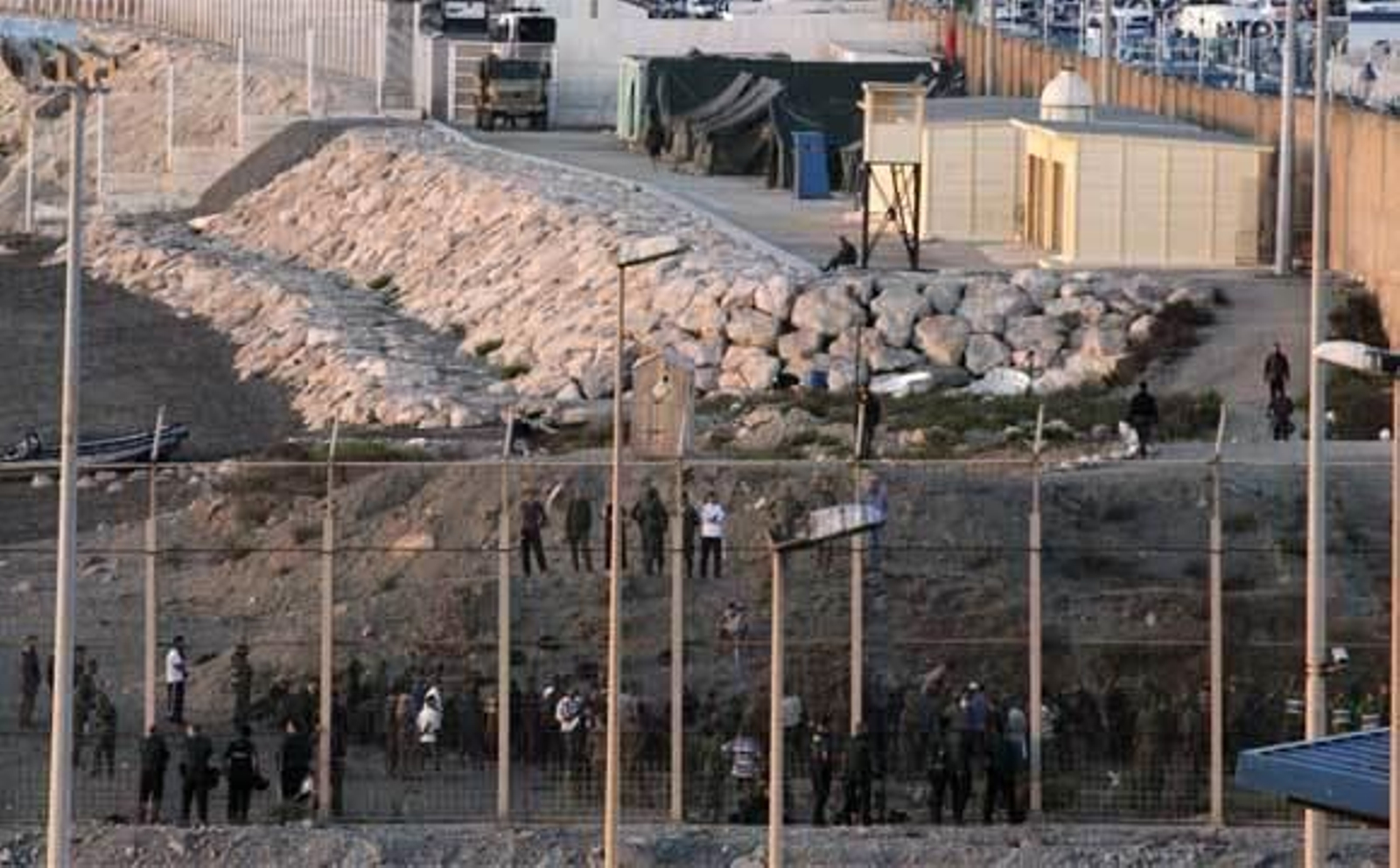 España paga 500 dólares a inmigrantes para que vuelvan a sus países en vez de entrar en Ceuta y Melilla