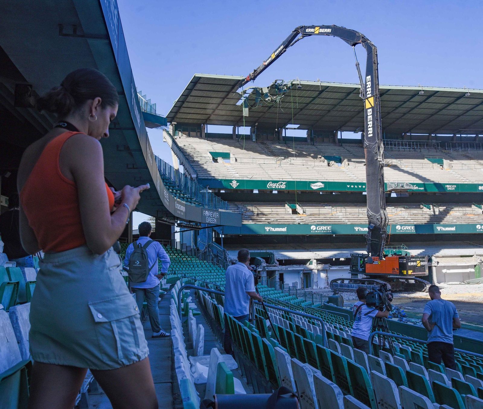 Las imágenes de la retirada de la cubierta de preferencia del Benito Villamarín
