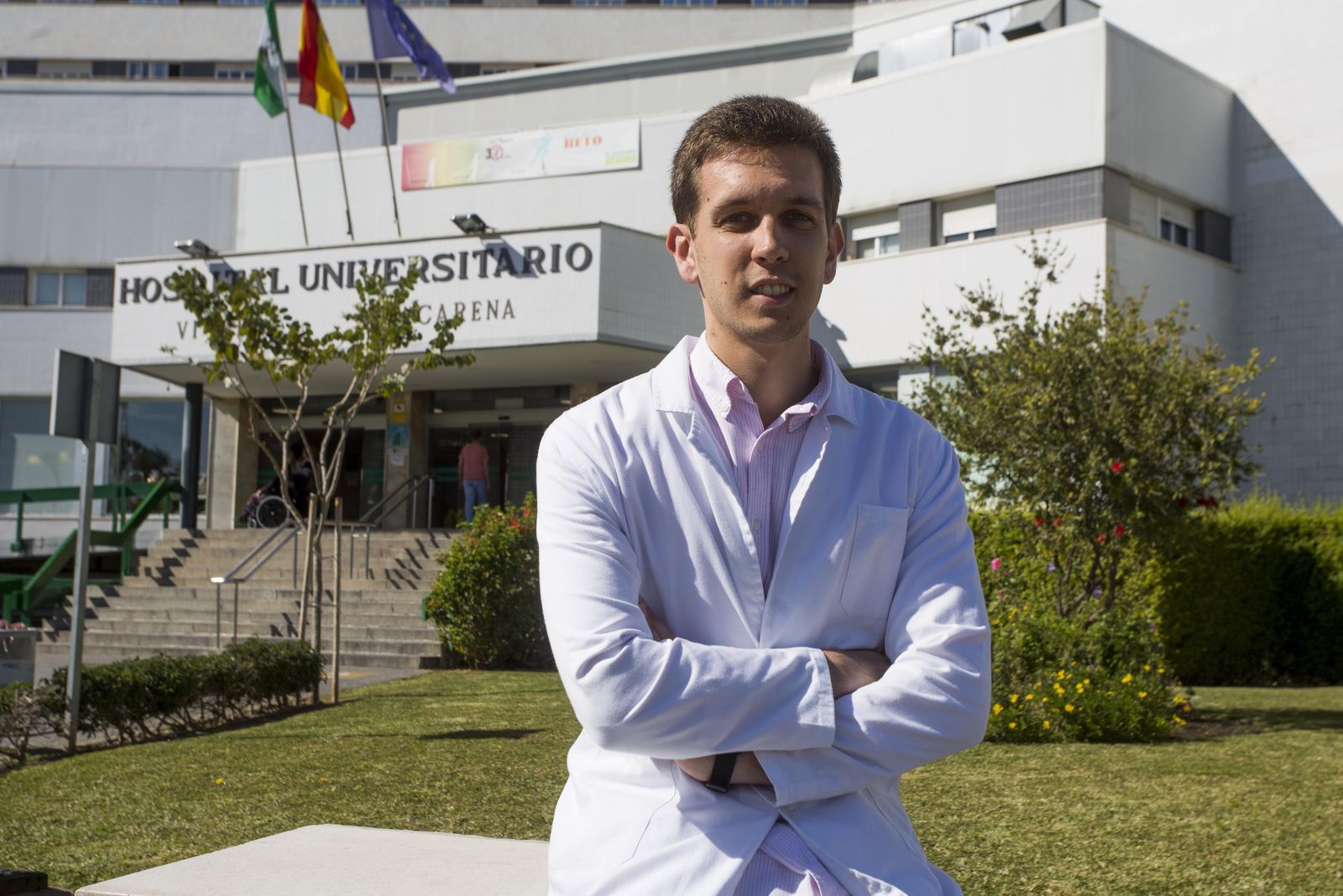 Luis López Flores, ante el Hospital Virgen Macarena.