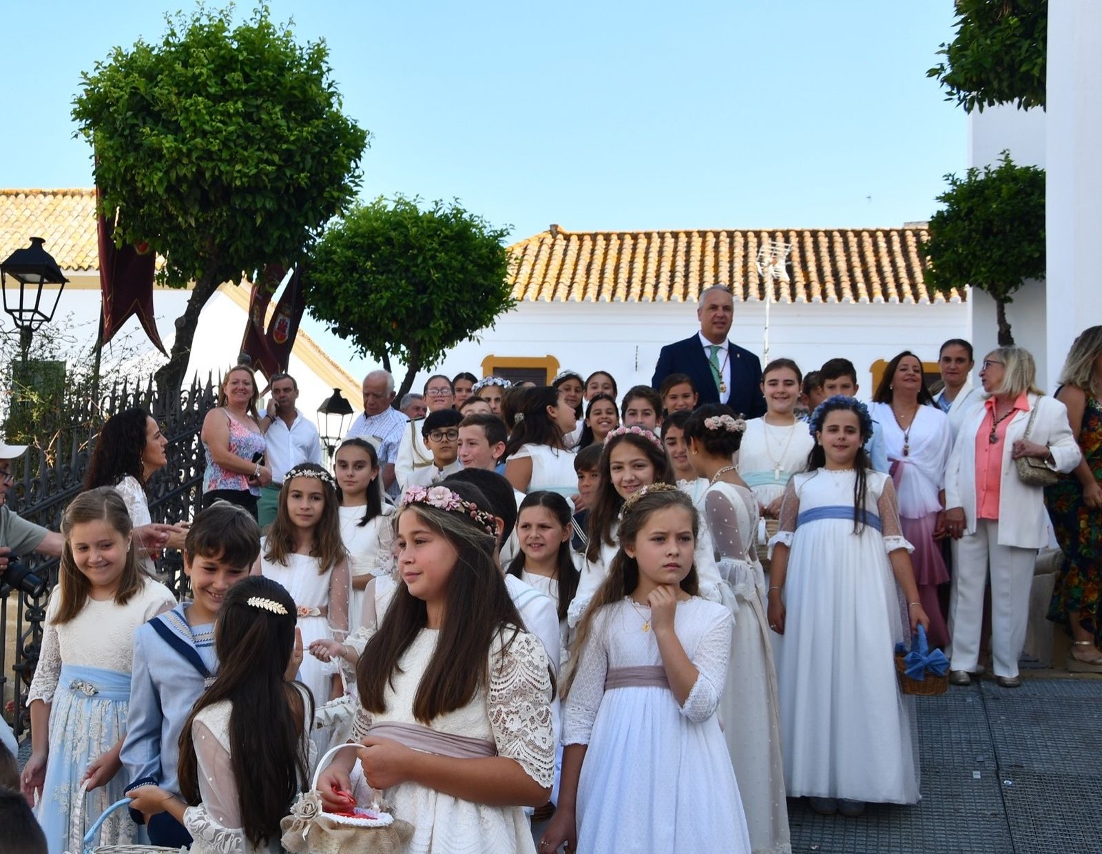Juan Carlos Ruiz Boix y decenas de niños que este año han hecho su Primera Comunión.