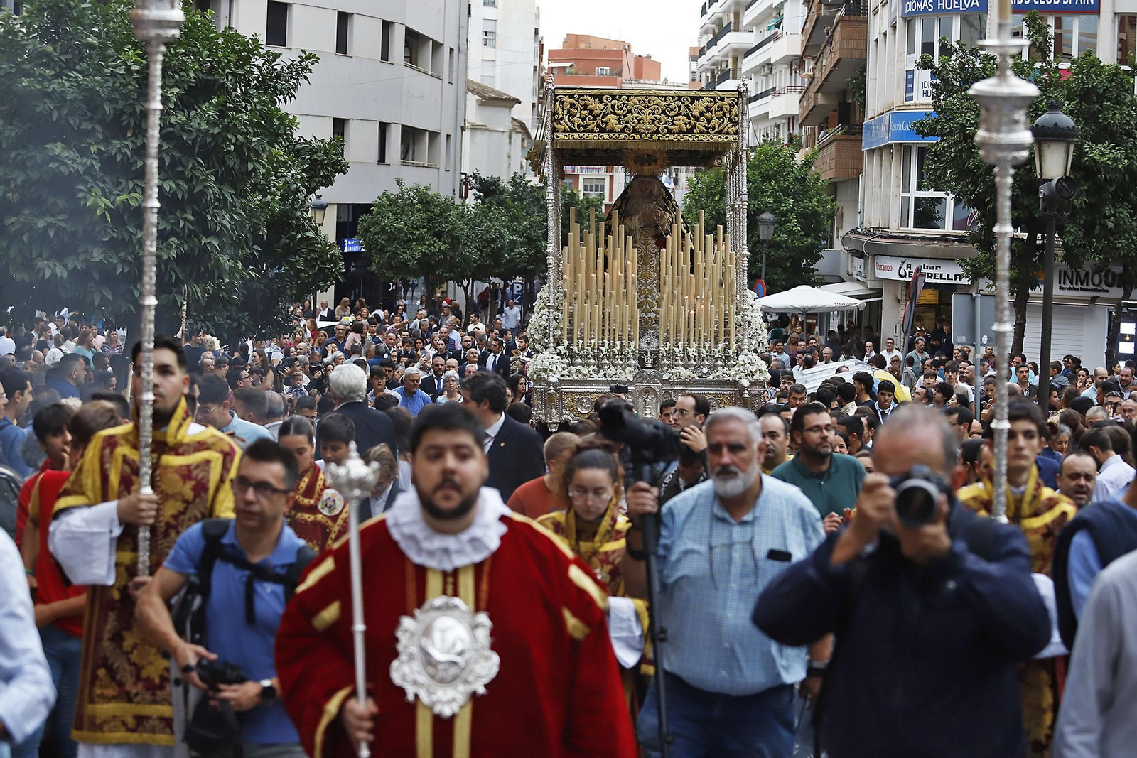 Imágenes de la salida extraordinaria de la Virgen del Rocío y Esperanza