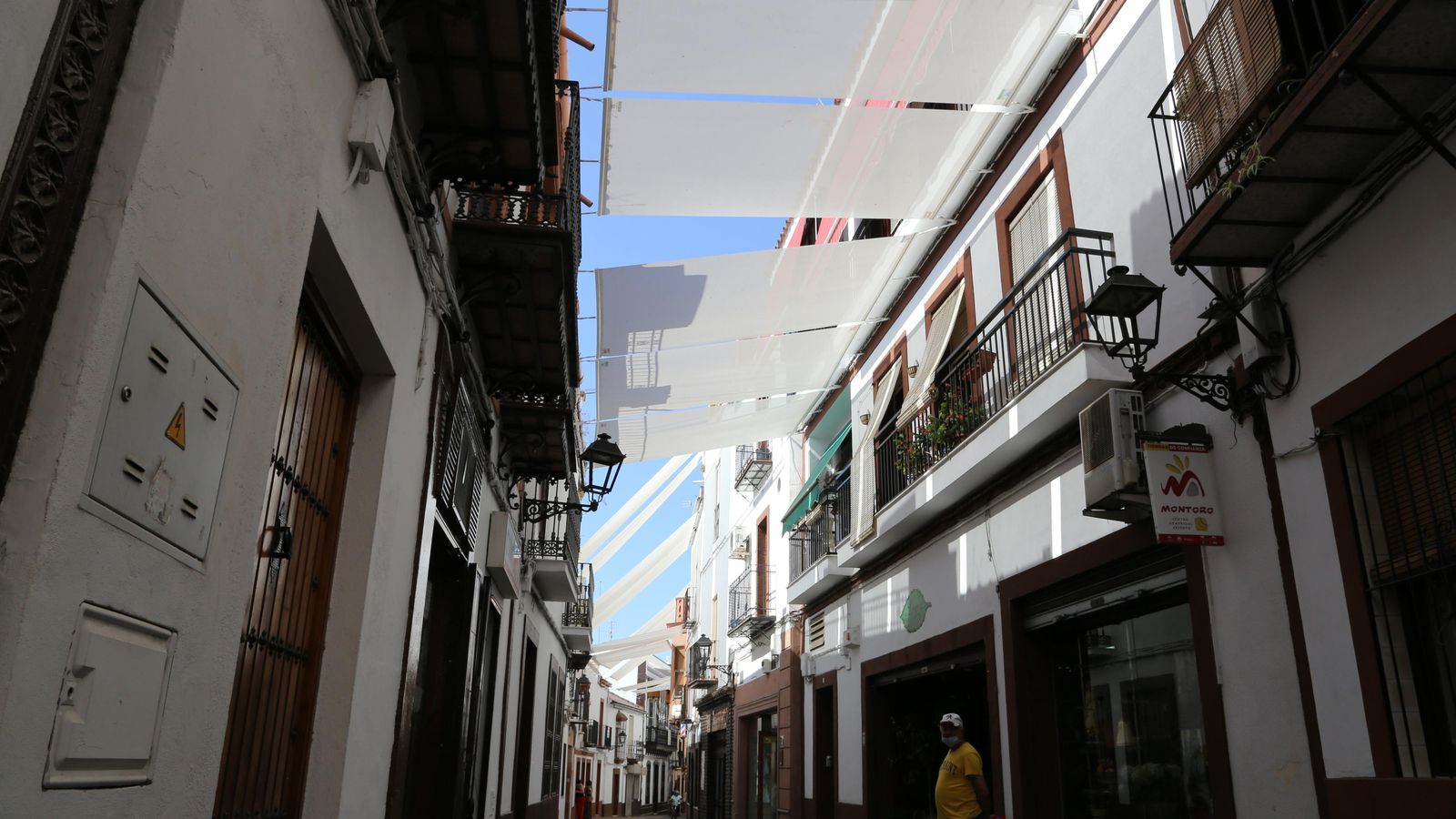 Toldos en el centro de Montoro.