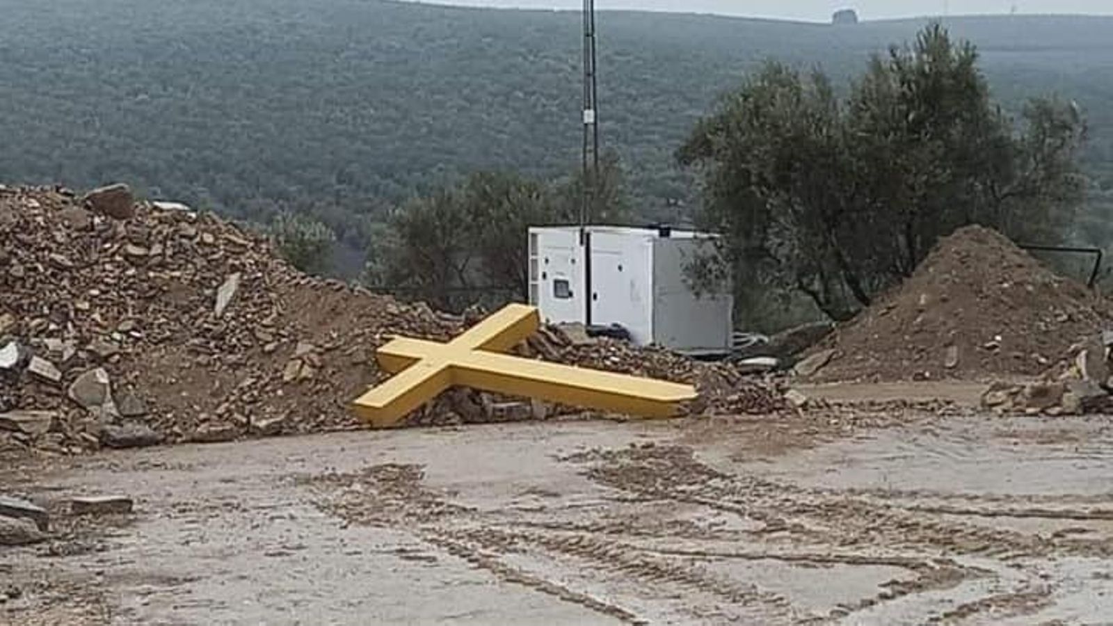 La cruz de Aguilar de la Frontera, en el vertedero.