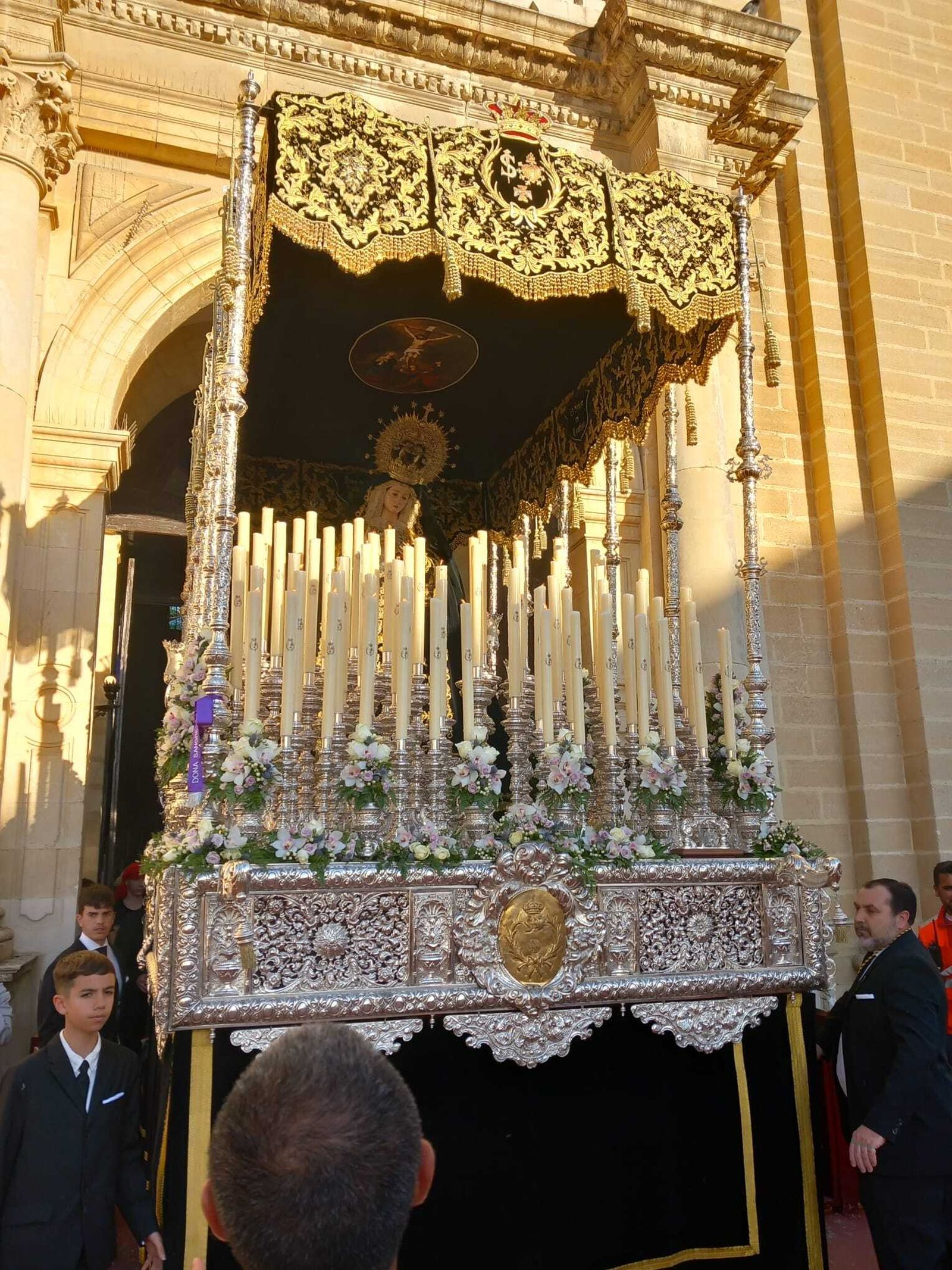 La Virgen de los Dolores, a su salida a la plaza Mayor.
