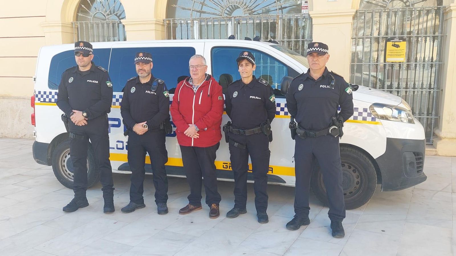 El alcalde de Garrucha, Pedro Zamora, despidió a los cuatro agentes antes de partir hacia Valencia.