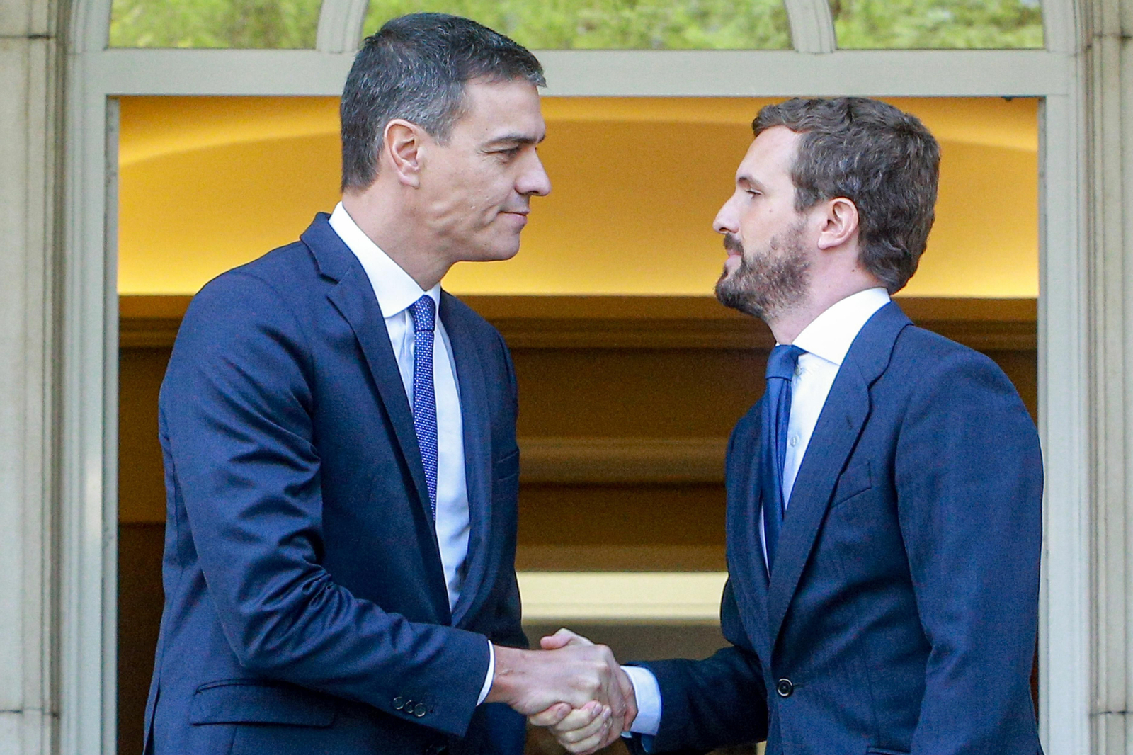 El presidente del Gobierno en funciones, Pedro Sánchez y el líder del PP,  Pablo Casado,  en La Moncloa.