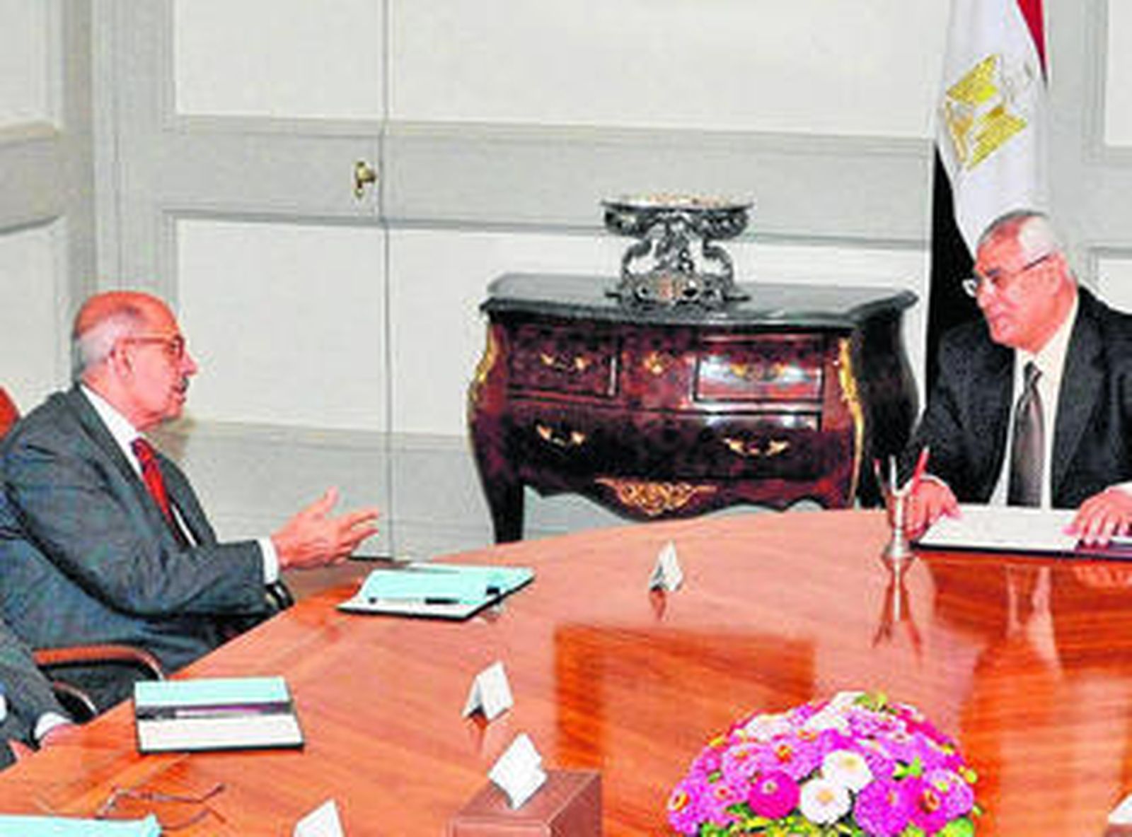 El presidente interino de Egipto, Adli Mansur (dcha.), junto a Mohamed El Baradei (izqda.), durante una cita esta semana.