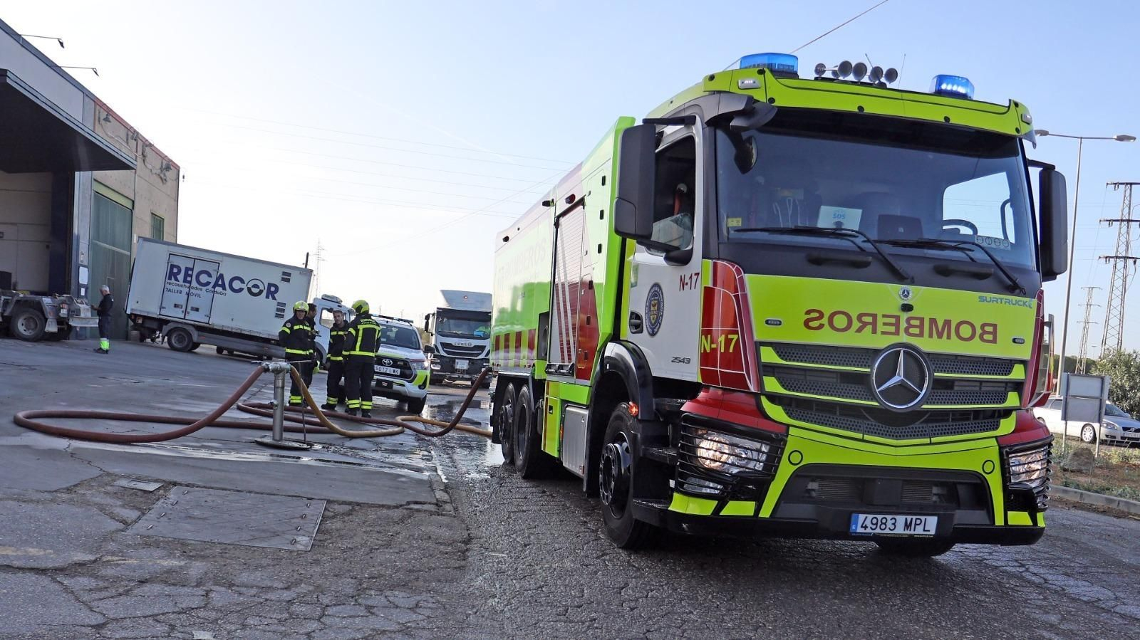 Espectacular incendio en una chatarrería de Jerez