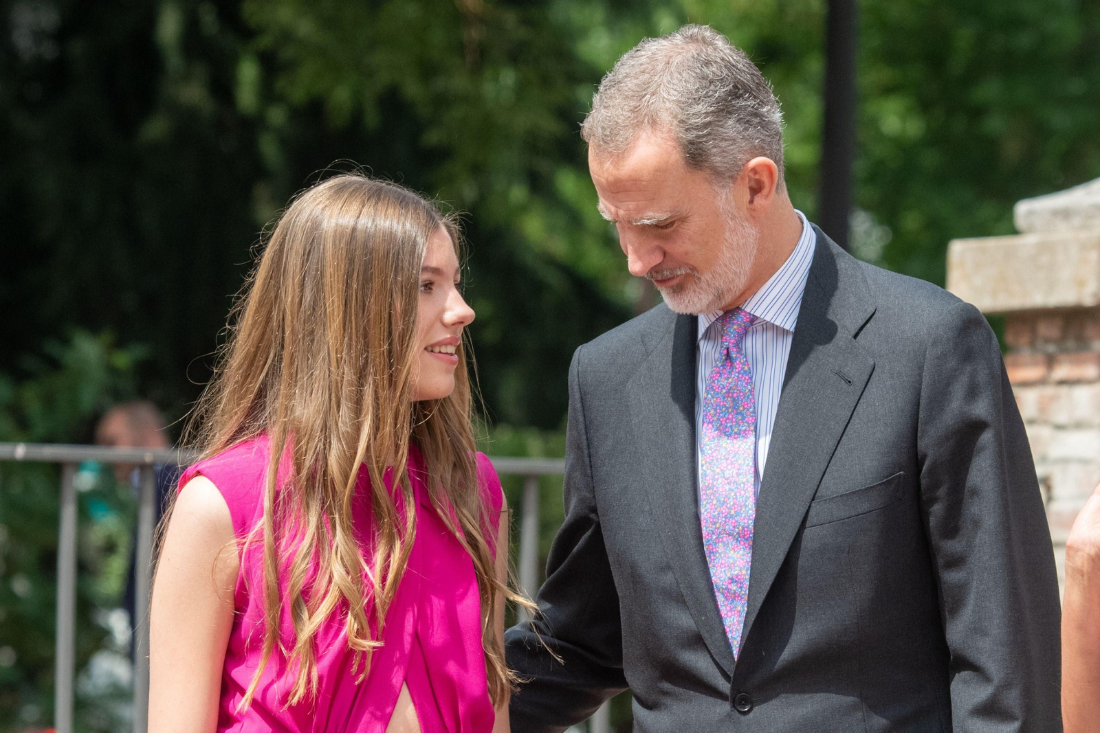 La infanta Sofía habla con su padre, Felipe VI La infanta Sofía habla con su padre, Felipe VI