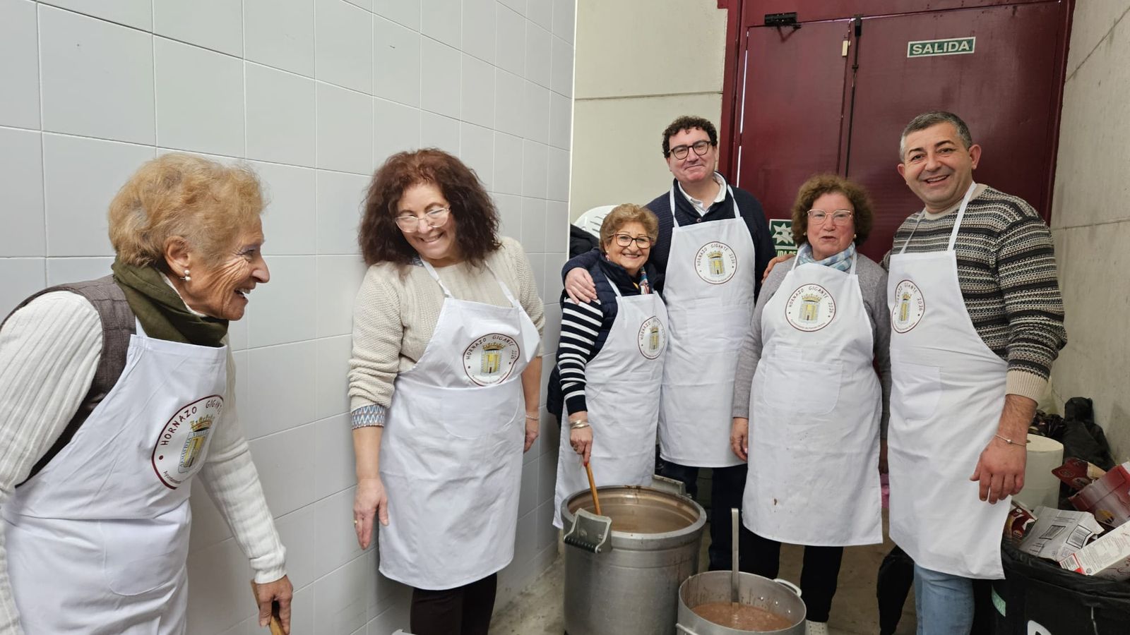 Ollas de chocolate para acompañar el hornazo gigante.