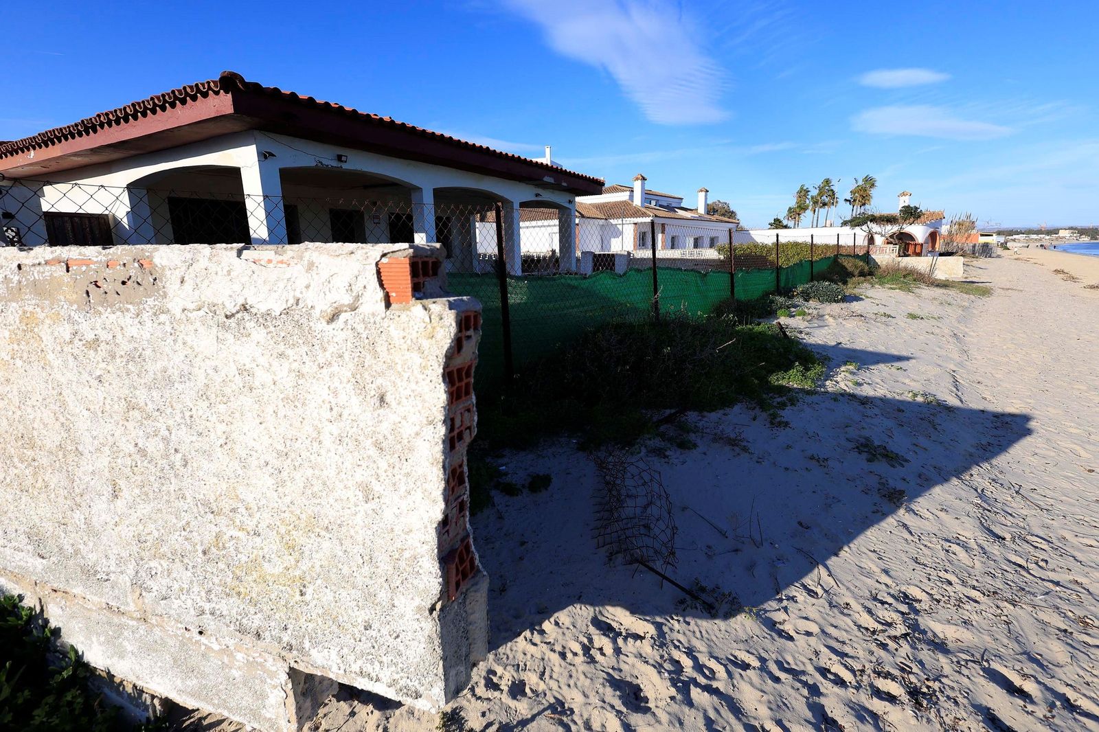 Vista general de la playa del Rinconcillo, con tramos impracticables y zonas sin apenas arenal.