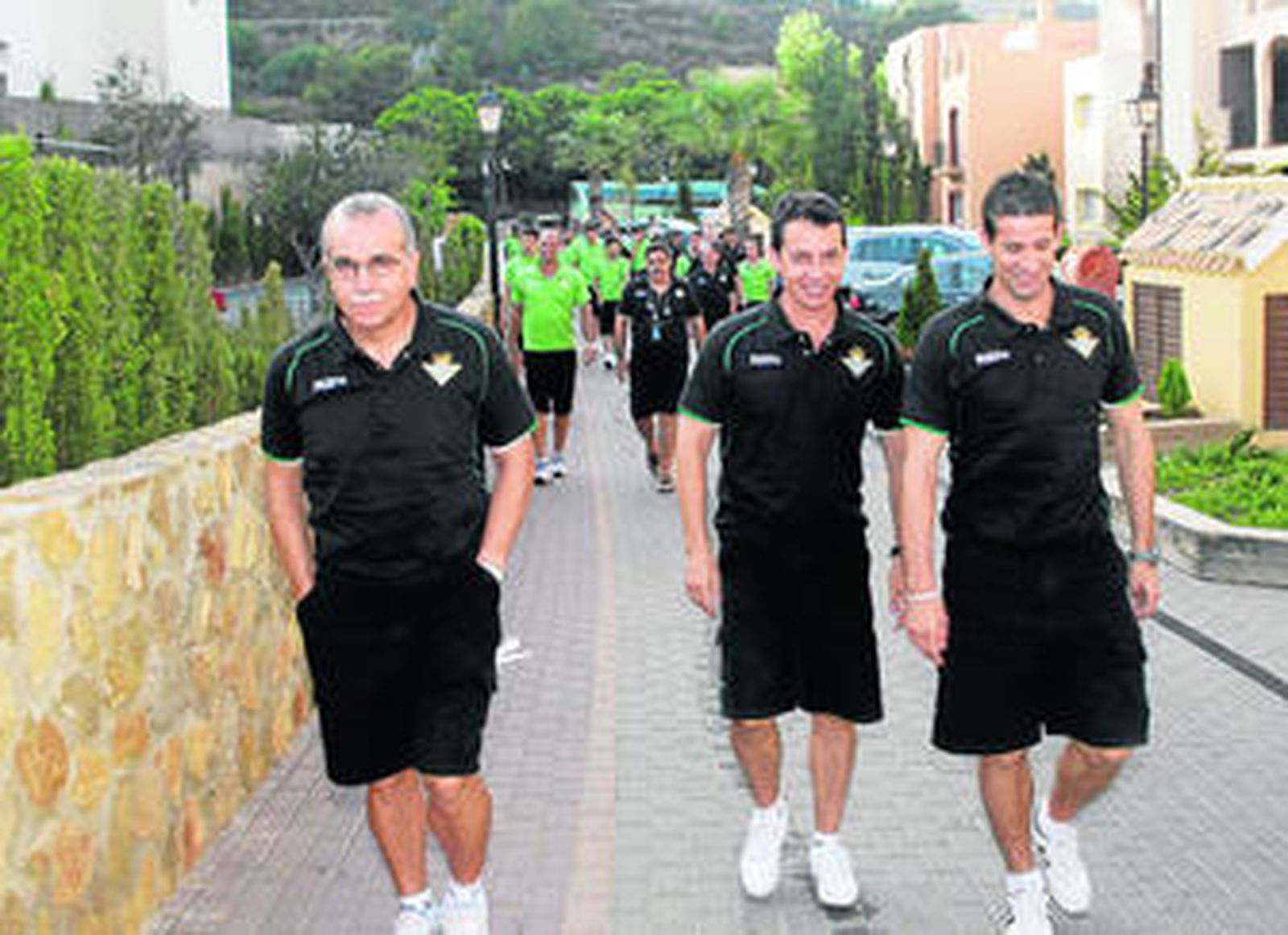 Paulino Granero camina entre Antonio Tapia y Juan Merino a la llegada a la concentración veraniega de La Manga del Mar Menor.