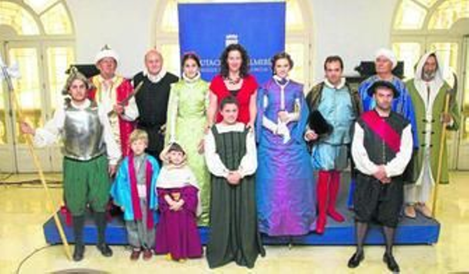 María Vázquez con Antonio Gutiérrez y Francisco Martínez y algunas de las personas ataviadas con la indumentaria que portarán el sábado.