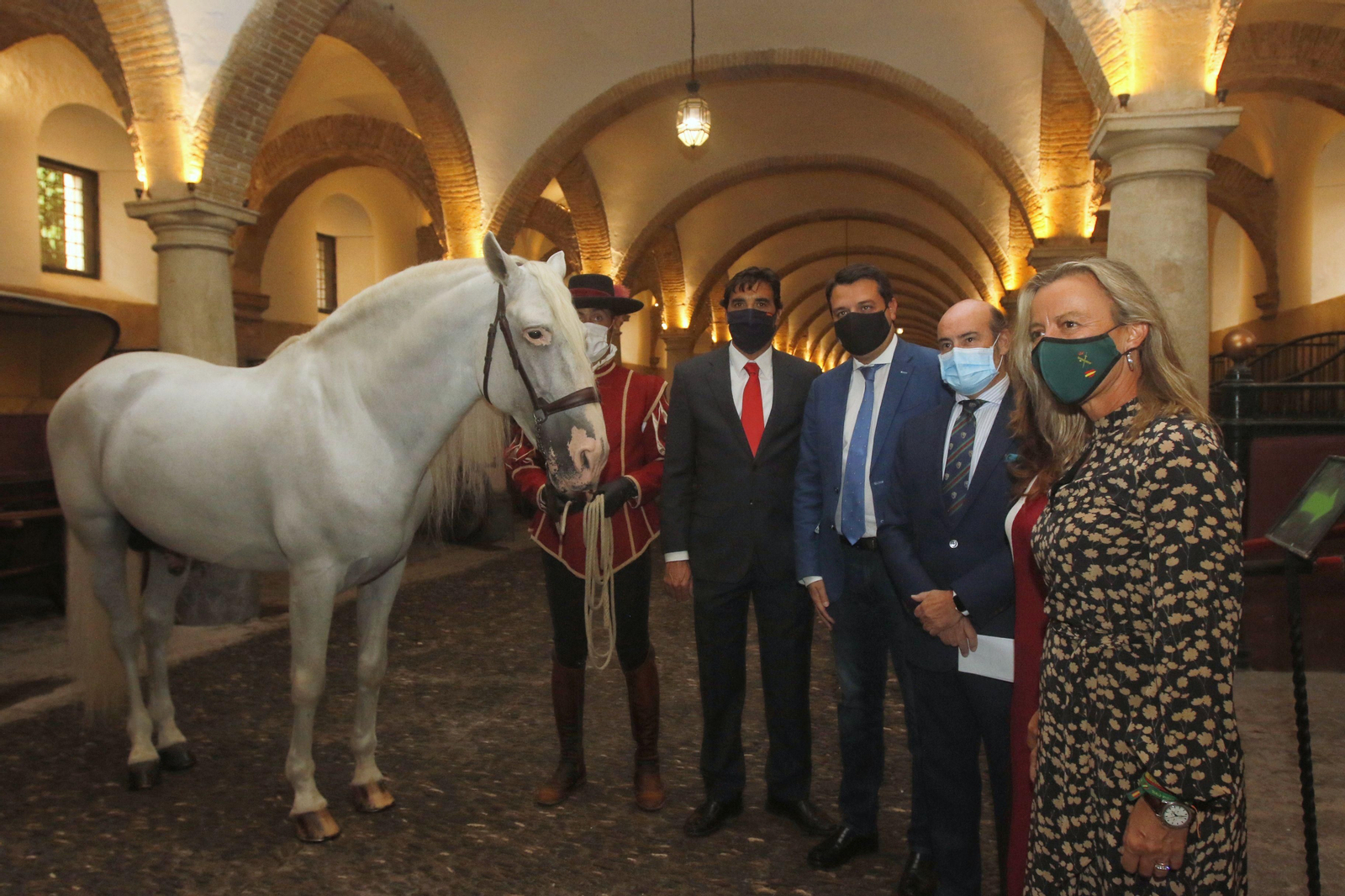 Representes institucionales en la presentación de Cabalcor.