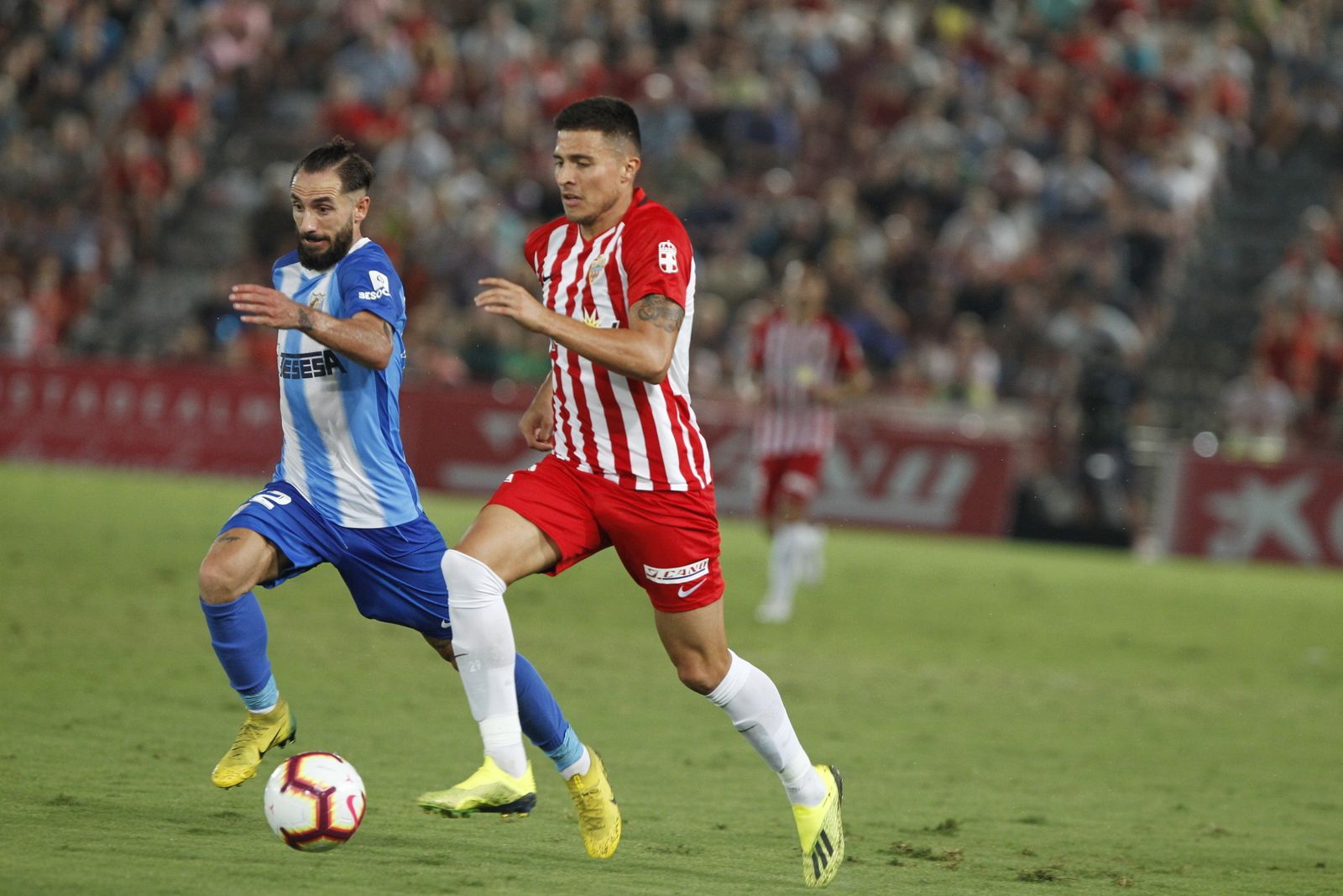 El colombiano Juan Narváez, cedido por el Betis, debutó ante el Málaga y debe mejorar las prestaciones arriba.