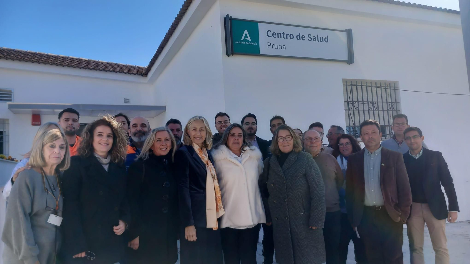 La consejera de Salud, Rocío Hernández, y la delegada territorial, Regina Serrano, entre otras autoridades y profesionales.