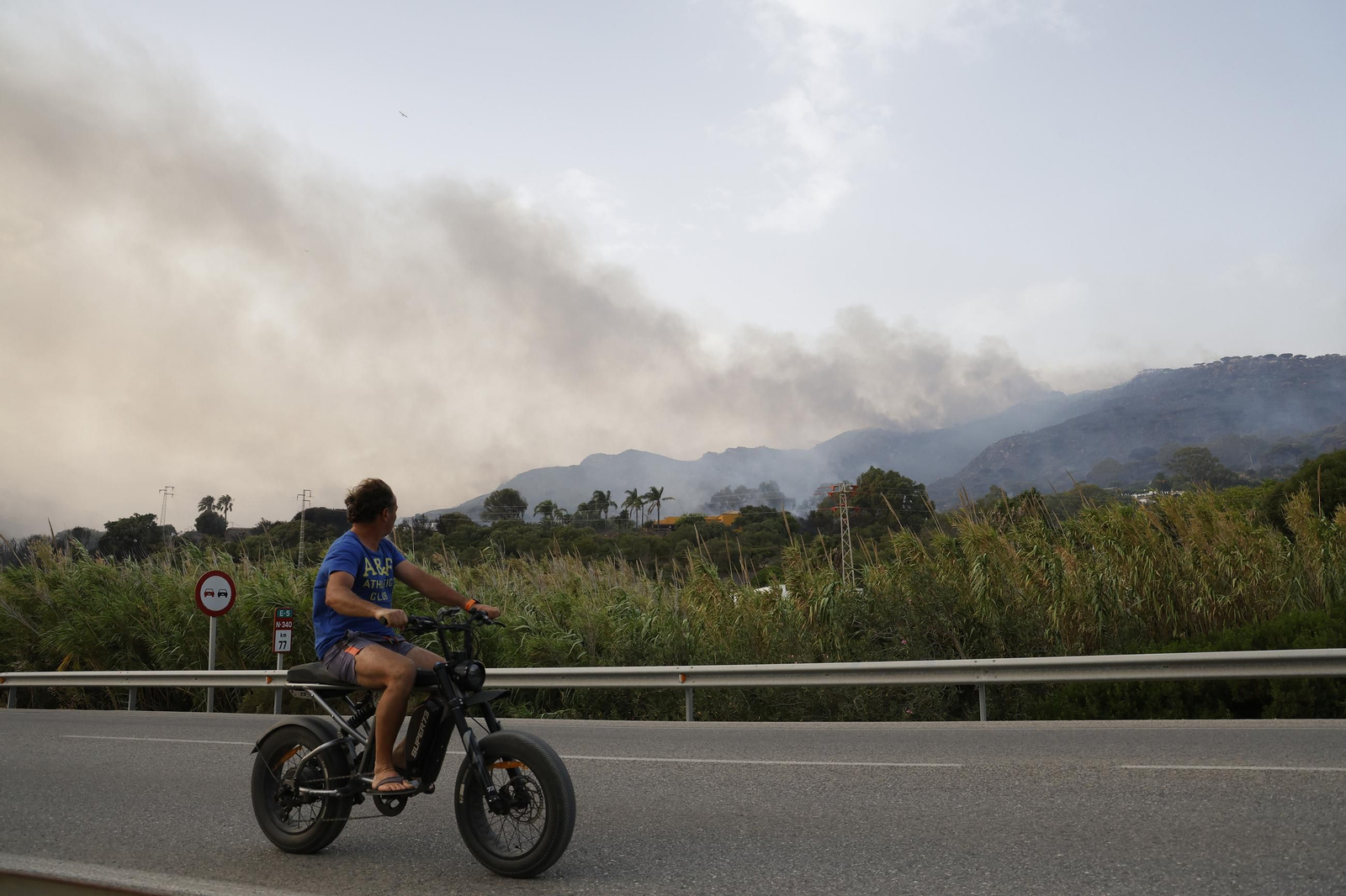 Las fotos del incendio forestal entre la Torre y Valdevaqueros en Tarifa