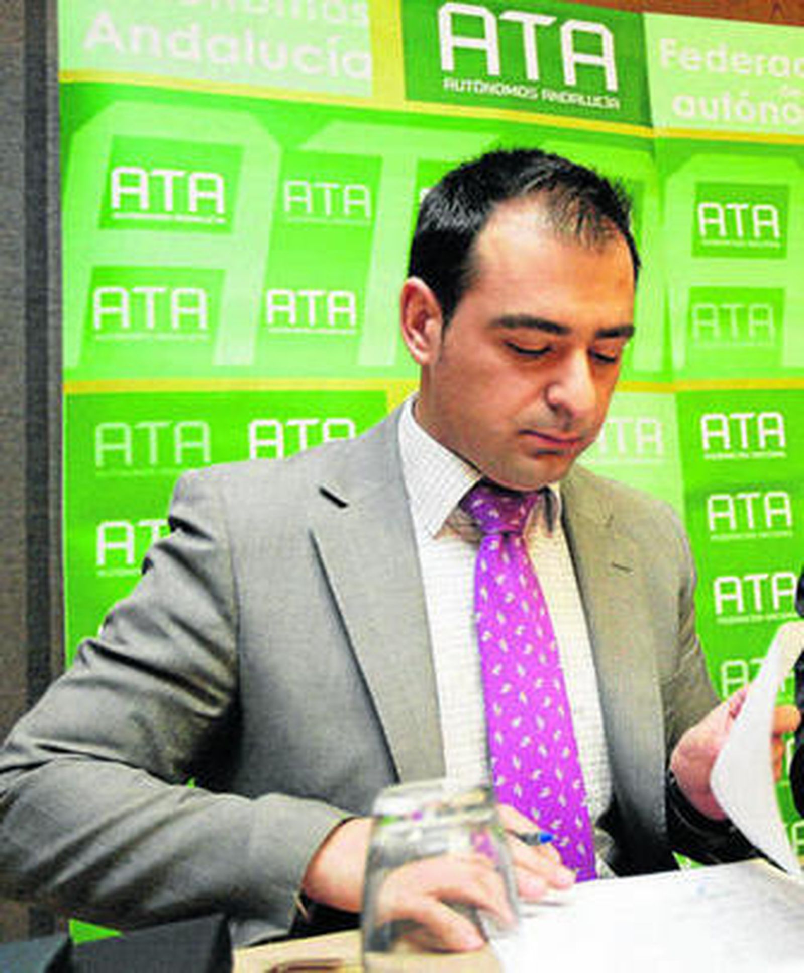 Félix Romero durante la firma de un acuerdo reciente con ATA.