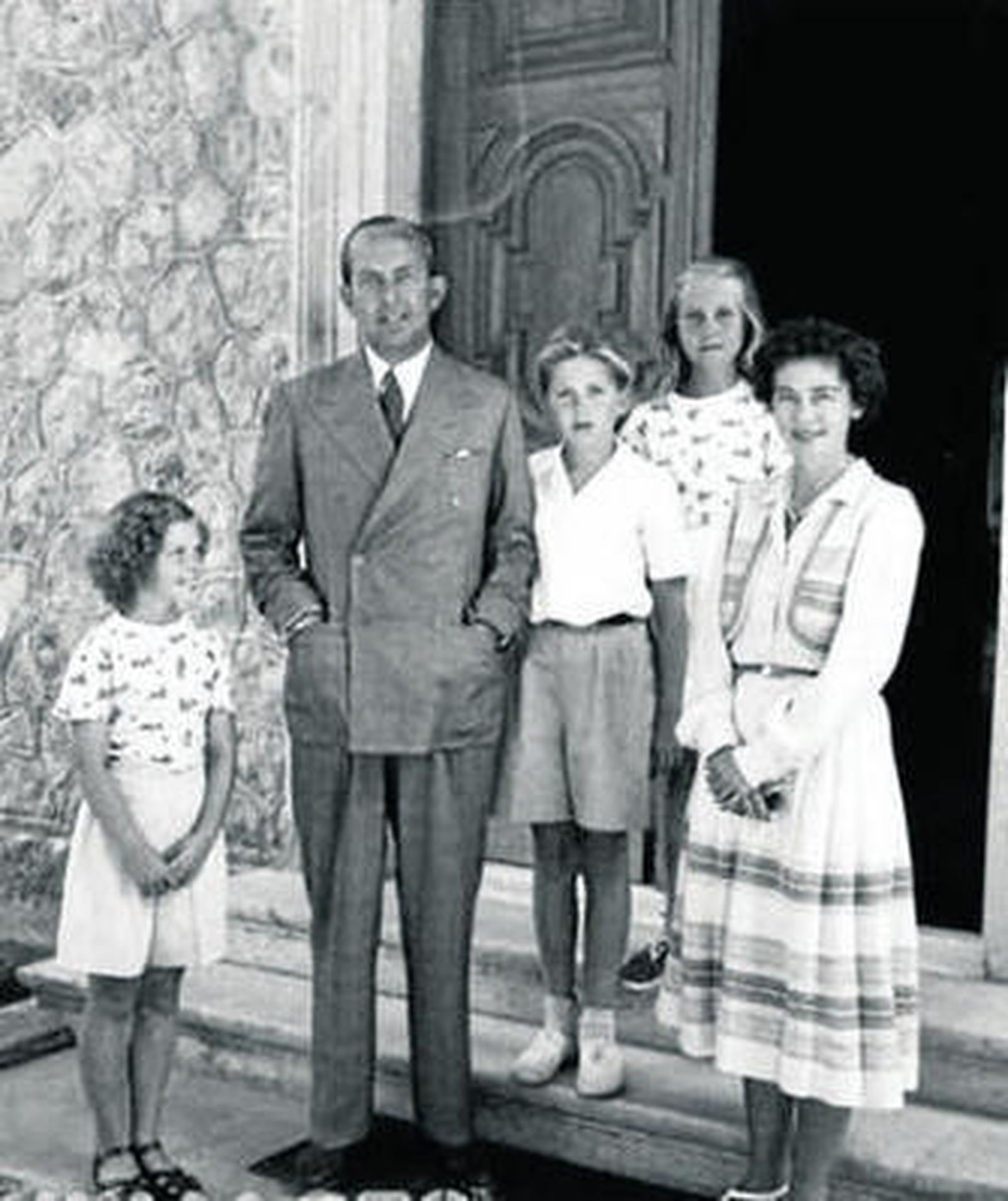 Constantino de Grecia, aún niño, junto a sus padres y sus hermanas.