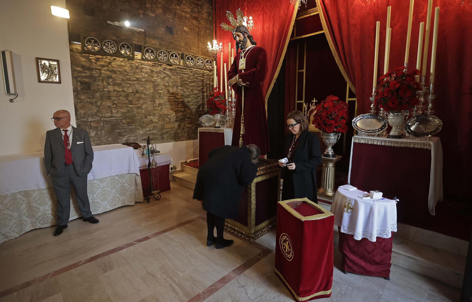 El tradicional besapiés del Cristo de Medinaceli de Algeciras, en imágenes
