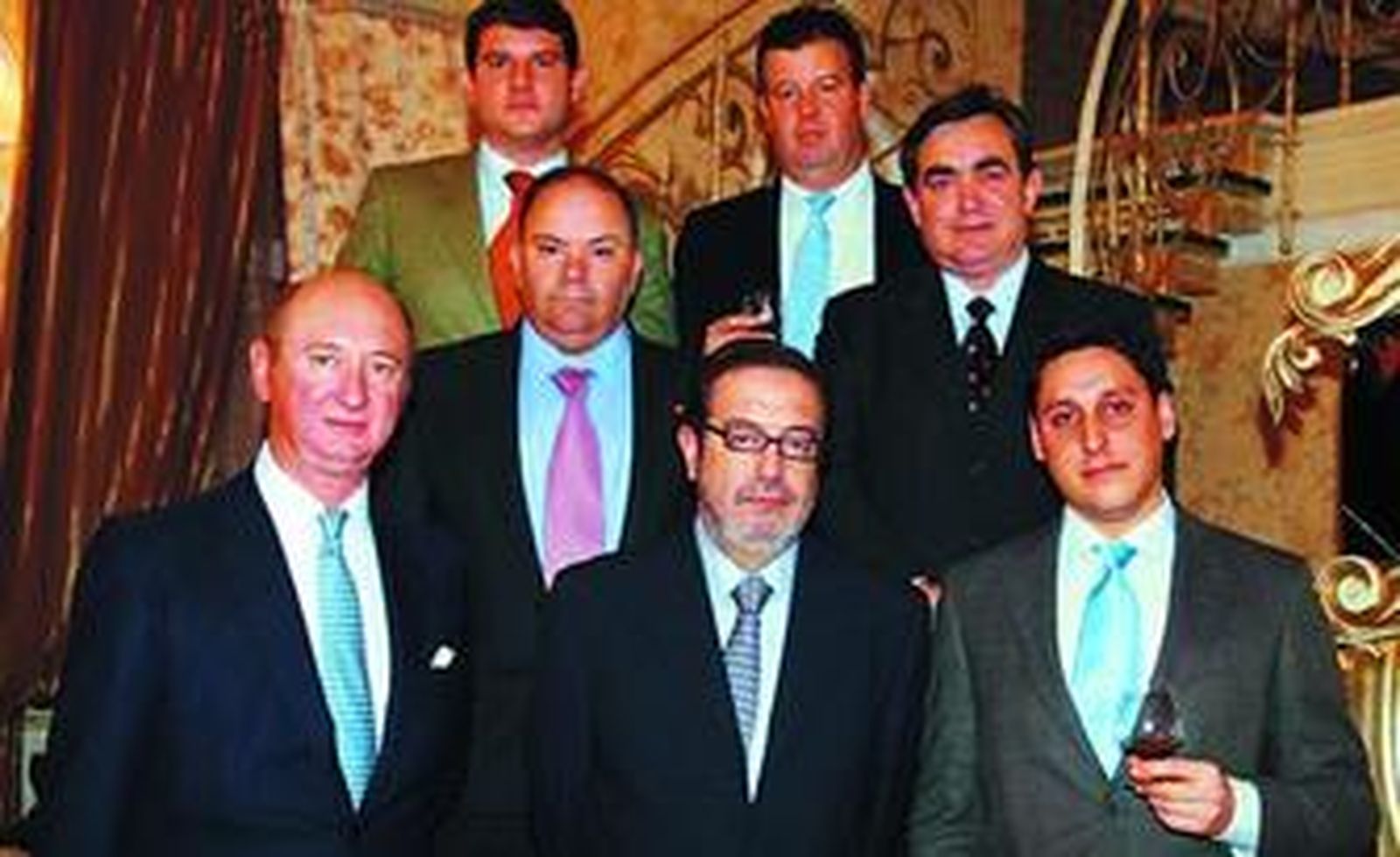 Rebuelta (i) junto a directores de exportación de bodegas del Marco y diplomáticos españoles en un acto en Rusia.