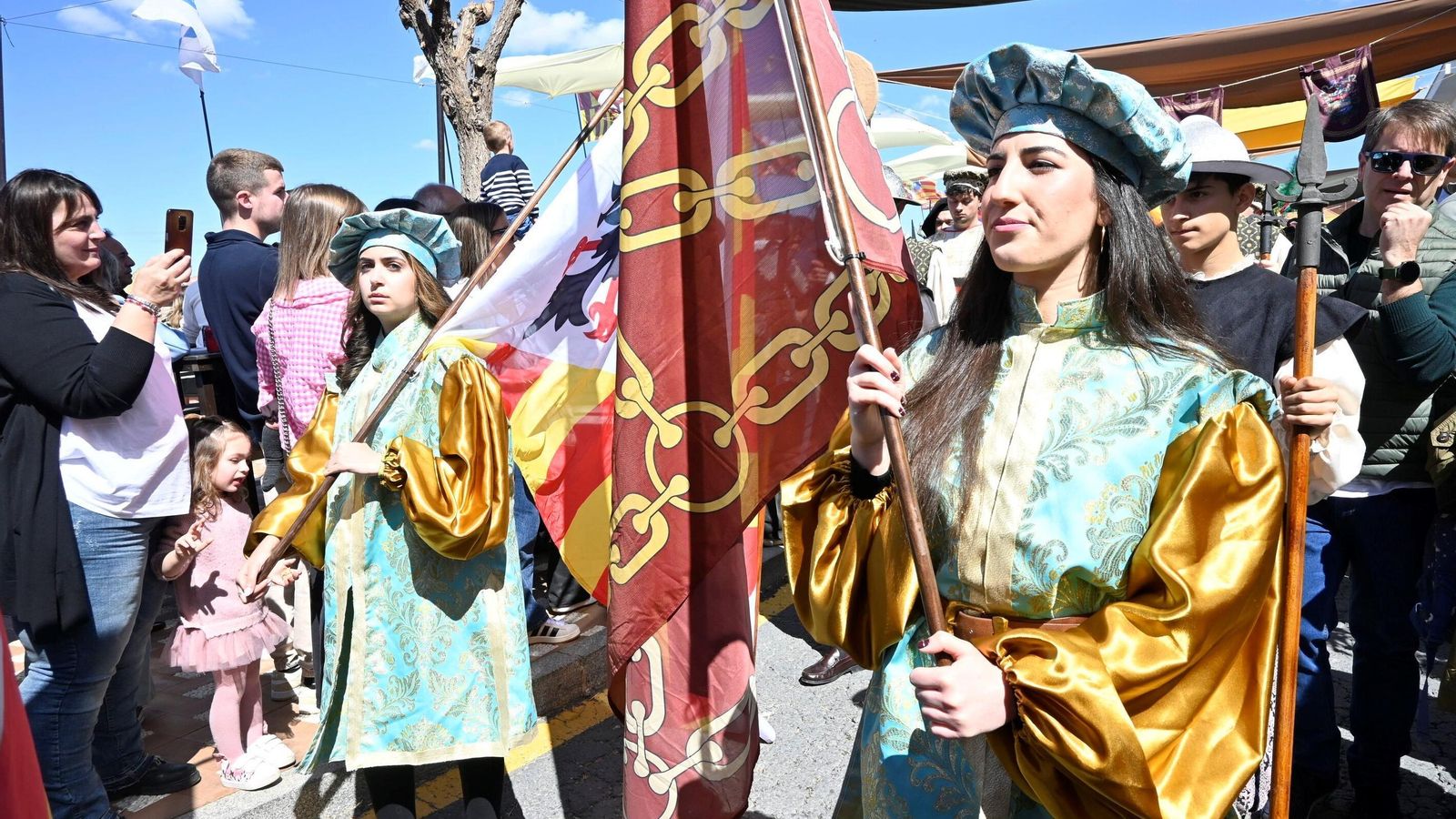Dos chicas caracterizadas de época en el desfile inaugural de este sábado en el municipio.