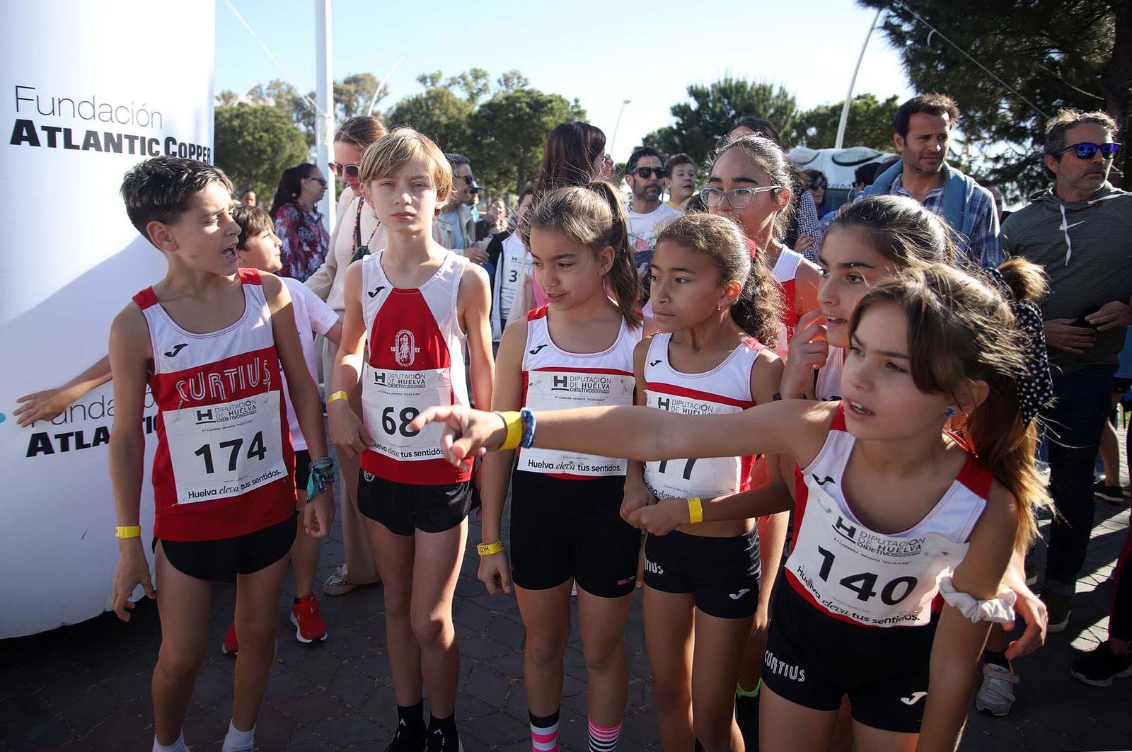 Imágenes de la carrera infantil previa a la "10K Puerta del Descubrimiento"