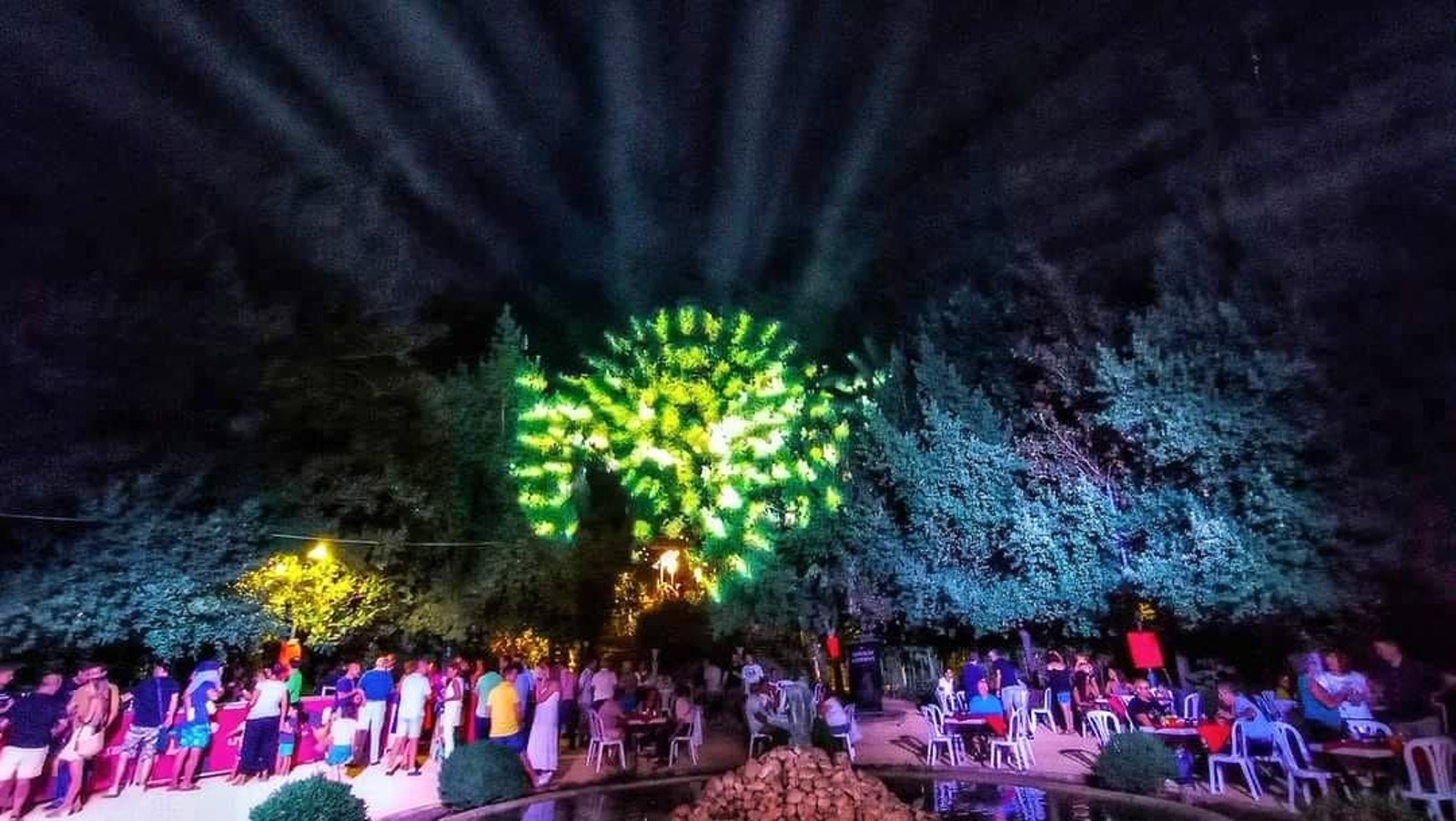 Los Jardines de Jabalcuz iluminados para la fiesta anual en honor de San Cosme y San Damián.