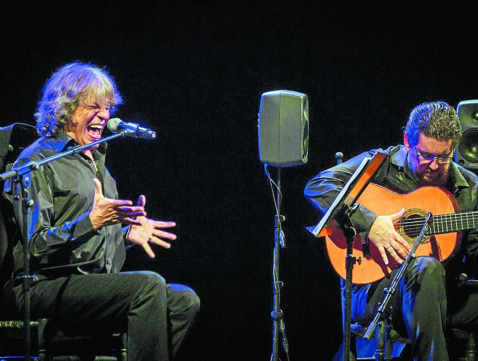 El intérprete José Mercé, junto al guitarrista Antonio Higuero, en el Gran Teatro Falla.