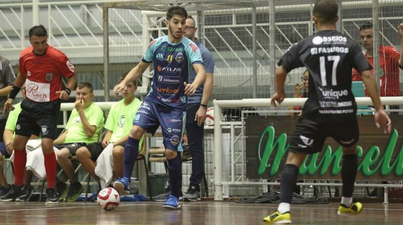 Lucas Perin, en un encuentro con el Futsal Pato.