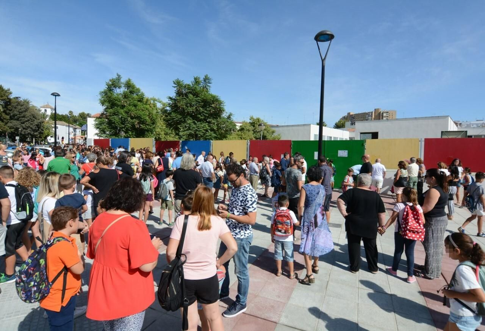 Padres y alumnos de uno de los colegios de Infantil y Primaria de Tomares, el primero día del curso escolar.