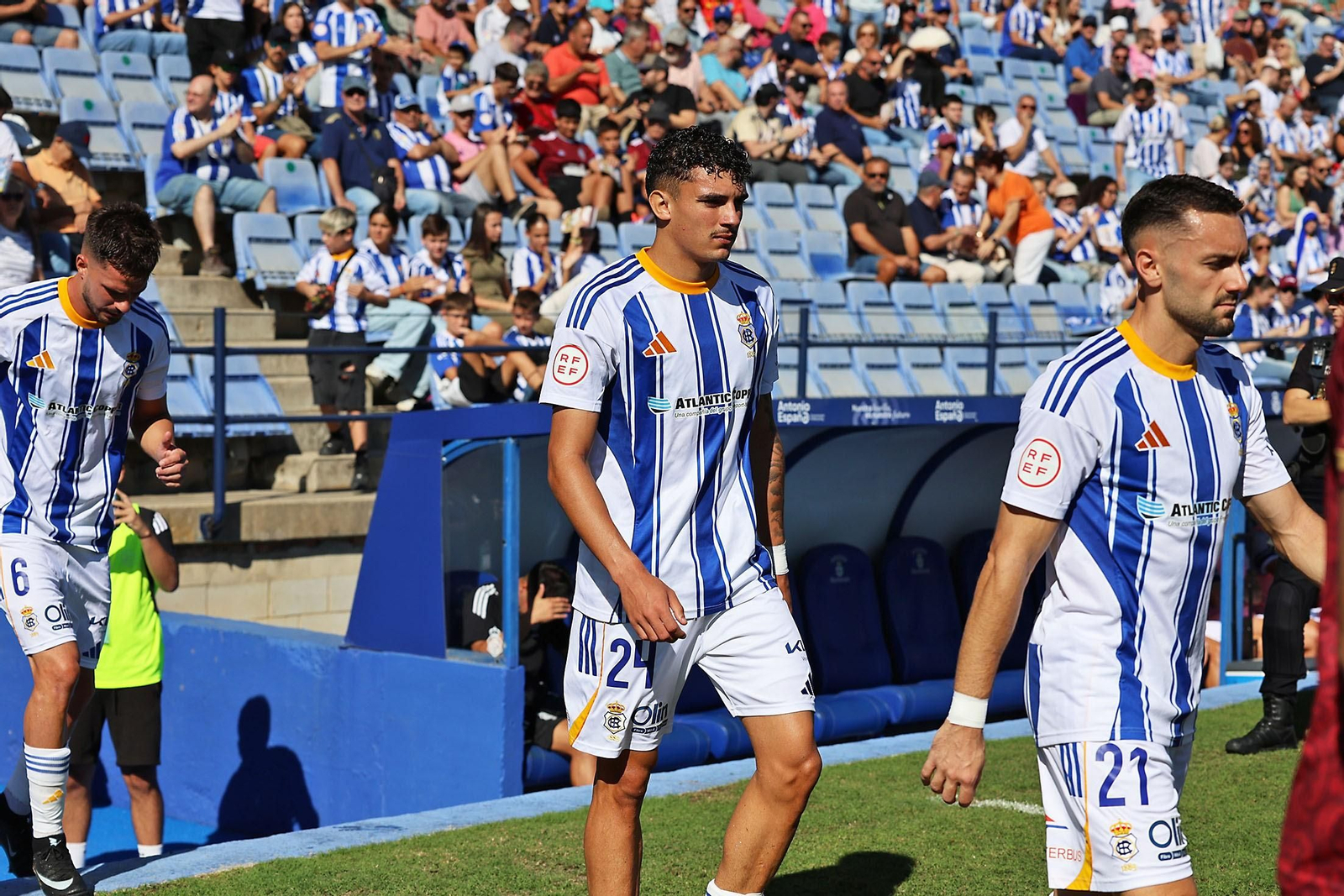 Álex Carrasco salta al césped del Nuevo Colombino.
