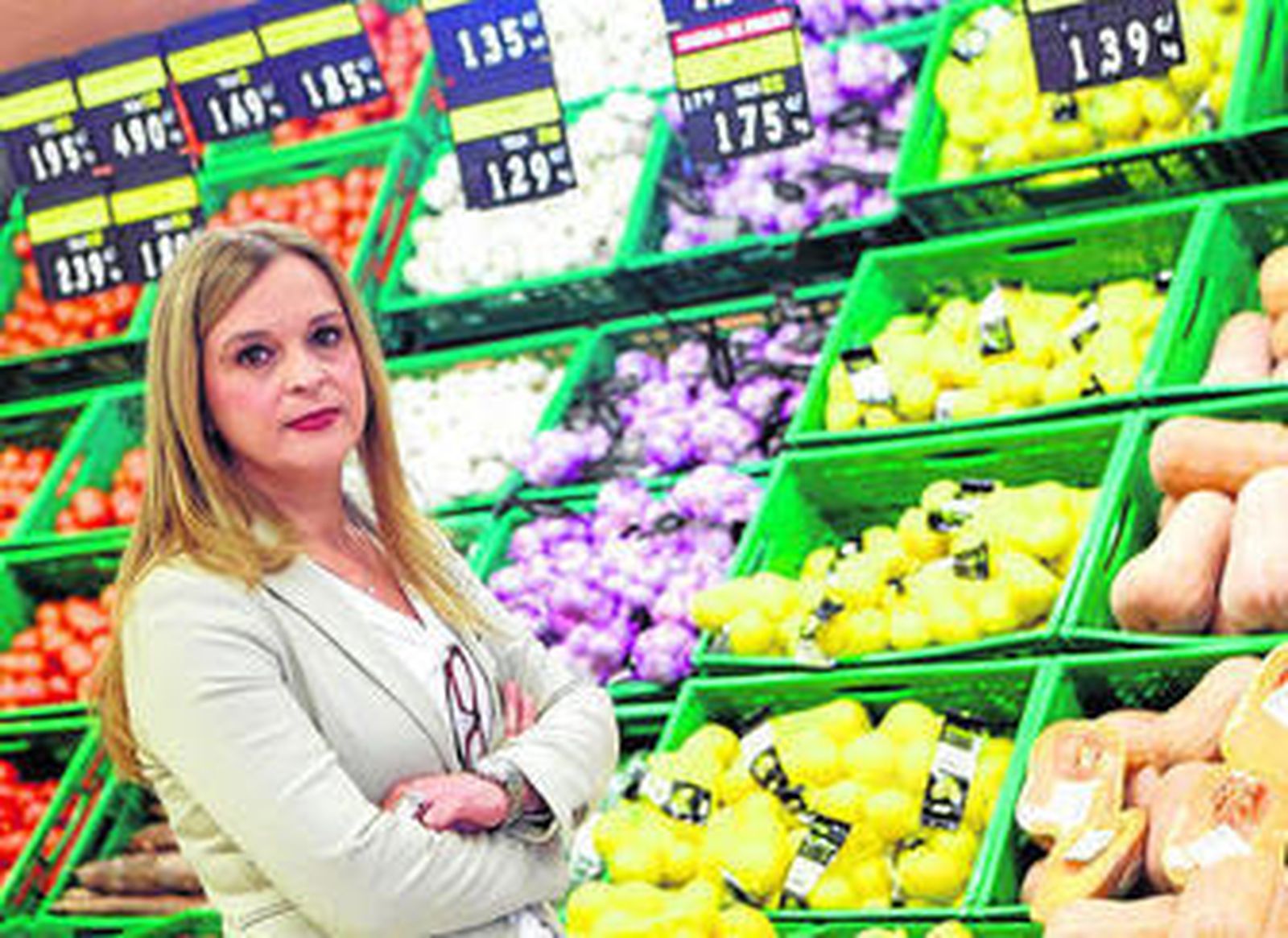 Carmen Villarubia, directora-coordinadora del supermercado Mercadona de Sotogrande, junto a la frutería.