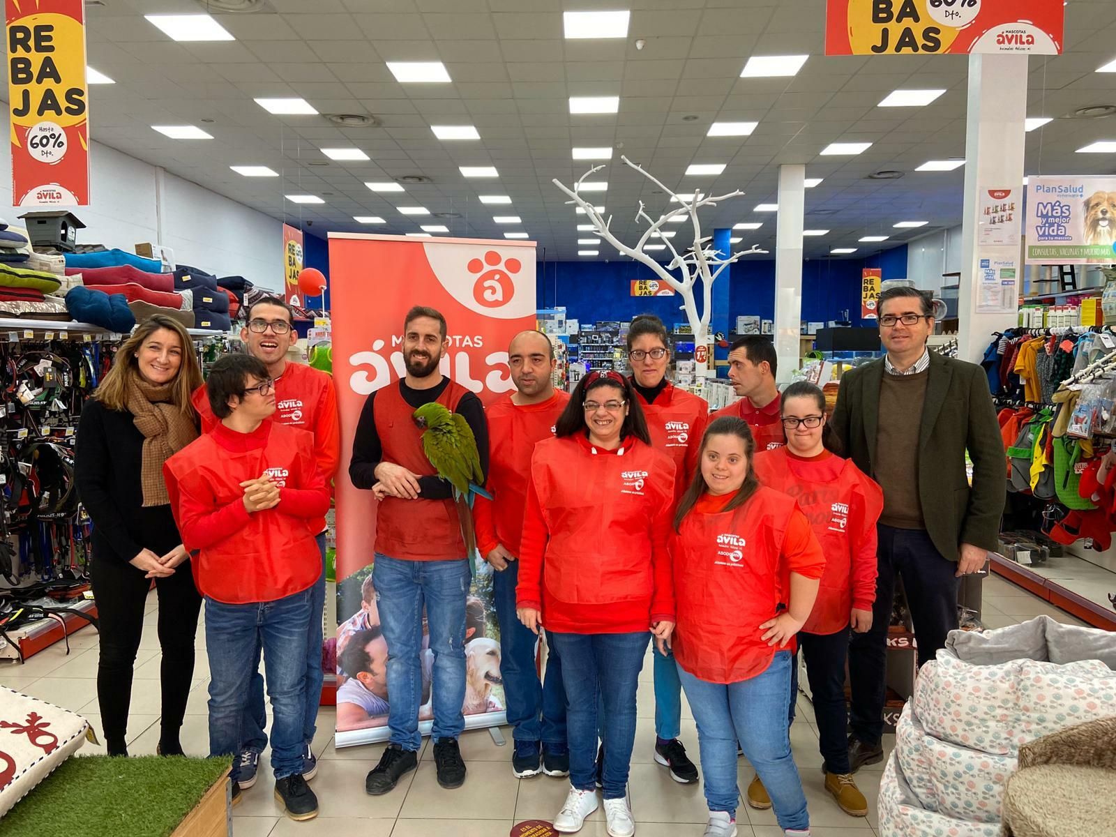 Foto de grupo de los alumnos con responsables de la tienda Mascotas Ávila Animales Felices.