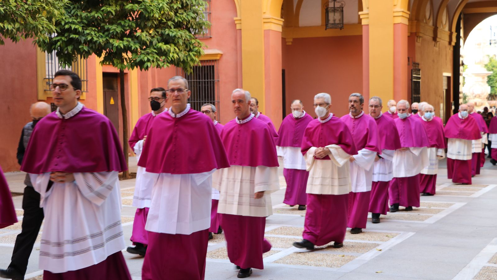 La procesión de los canónigos entrando en el Palacio Arzobispal.