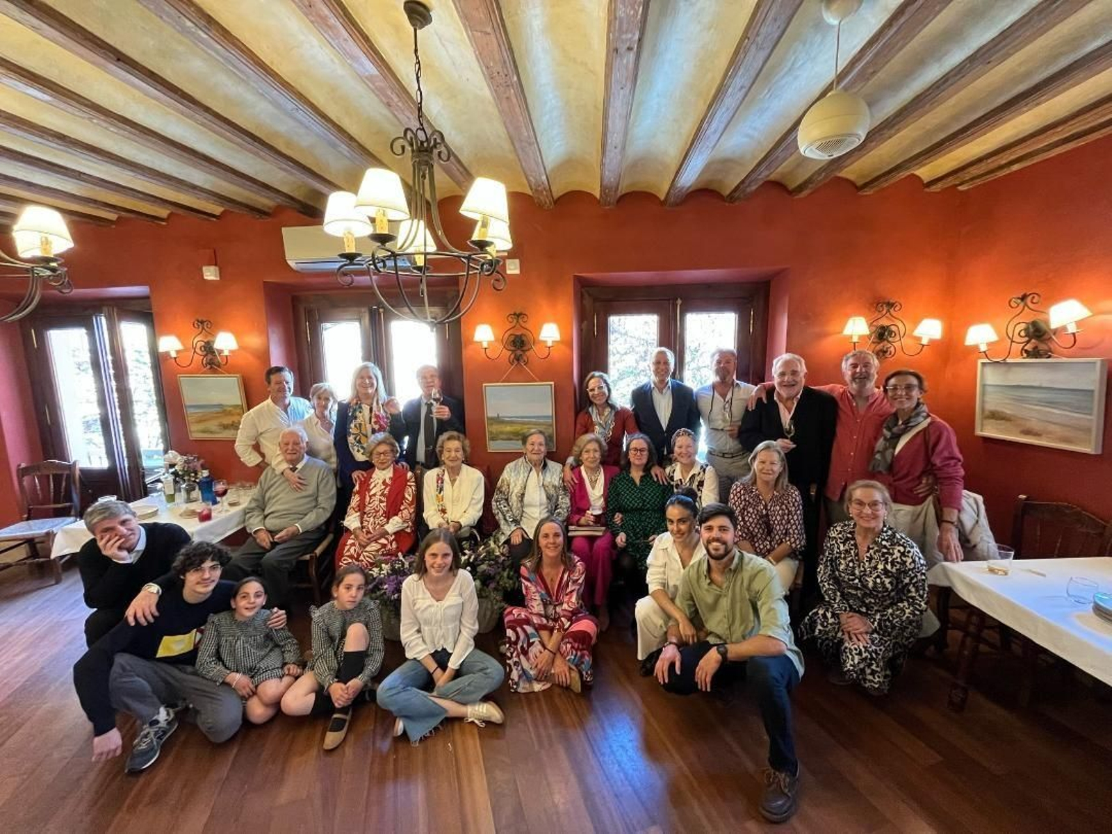 La homenajeada Susi Grosso Mayol, con un grupo de familiares durante el almuerzo celebrado en el restaurante El Aljibe con motivo de su 90 cumpleaños. Entre ellos, Susana Dolarea, Ramón de Sobrino, Mavi y Teresa Grosso, Terete Ramos, Lidia Lacave y Pili Almagro. La homenajeada Susi Grosso Mayol, con un grupo de familiares durante el almuerzo celebrado en el restaurante El Aljibe con motivo de su 90 cumpleaños. Entre ellos, Susana Dolarea, Ramón de Sobrino, Mavi y Teresa Grosso, Terete Ramos, Lidia Lacave y Pili Almagro.