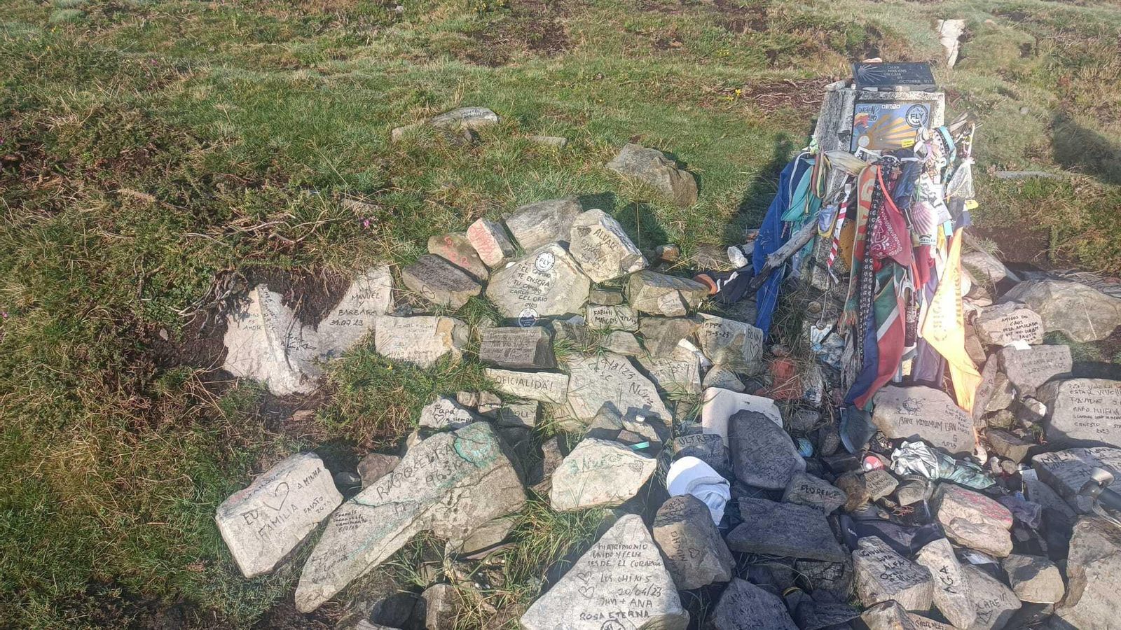 Un mojón con recuerdos y mensajes de los peregrinos que han pasado por la zona.