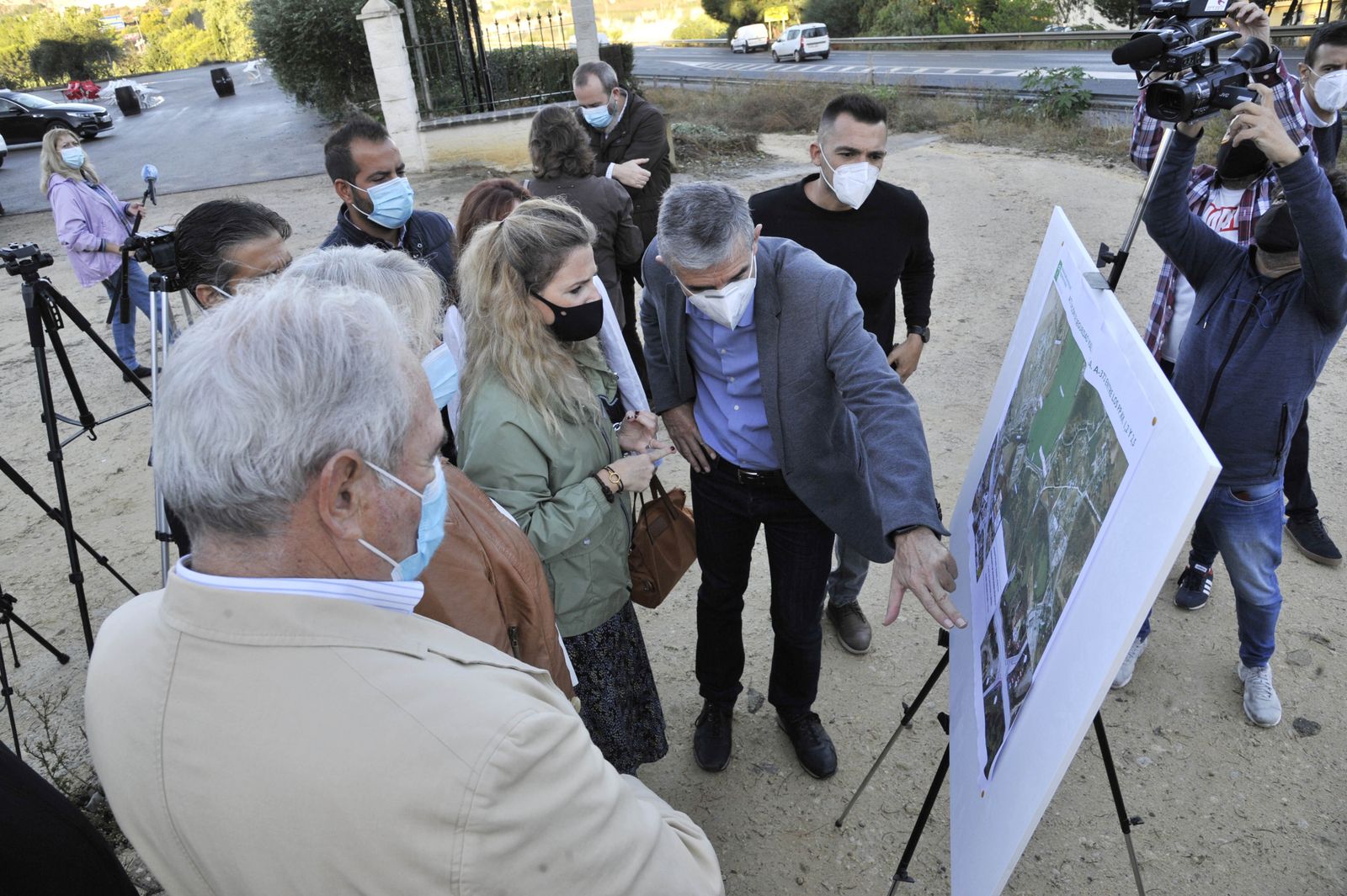 La delegada del Gobierno y el alcalde, en el tramo objeto de las obras.